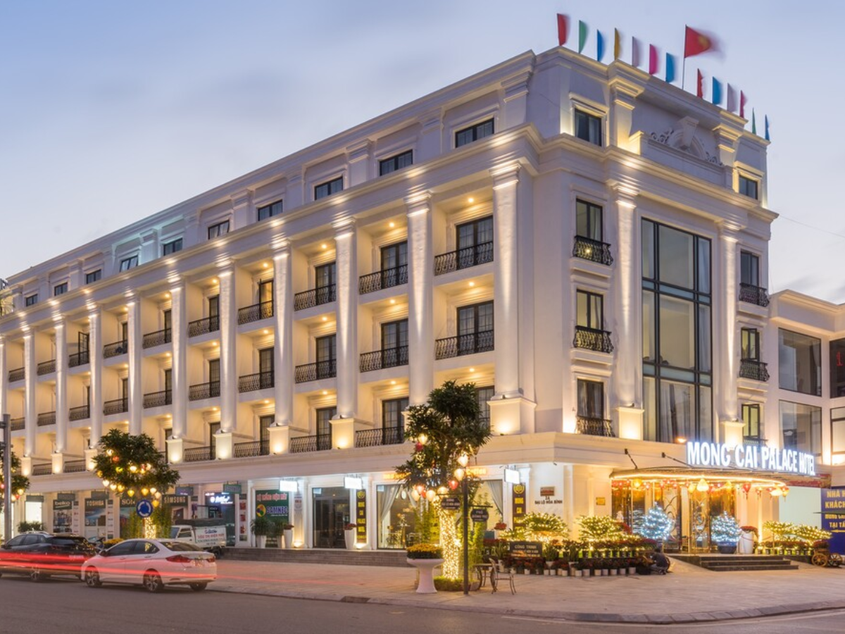 Móng Cái Palace nổi bật trong hệ thống khách sạn Móng Cái nhờ phong cách kiến trúc châu Âu ấn tượng.