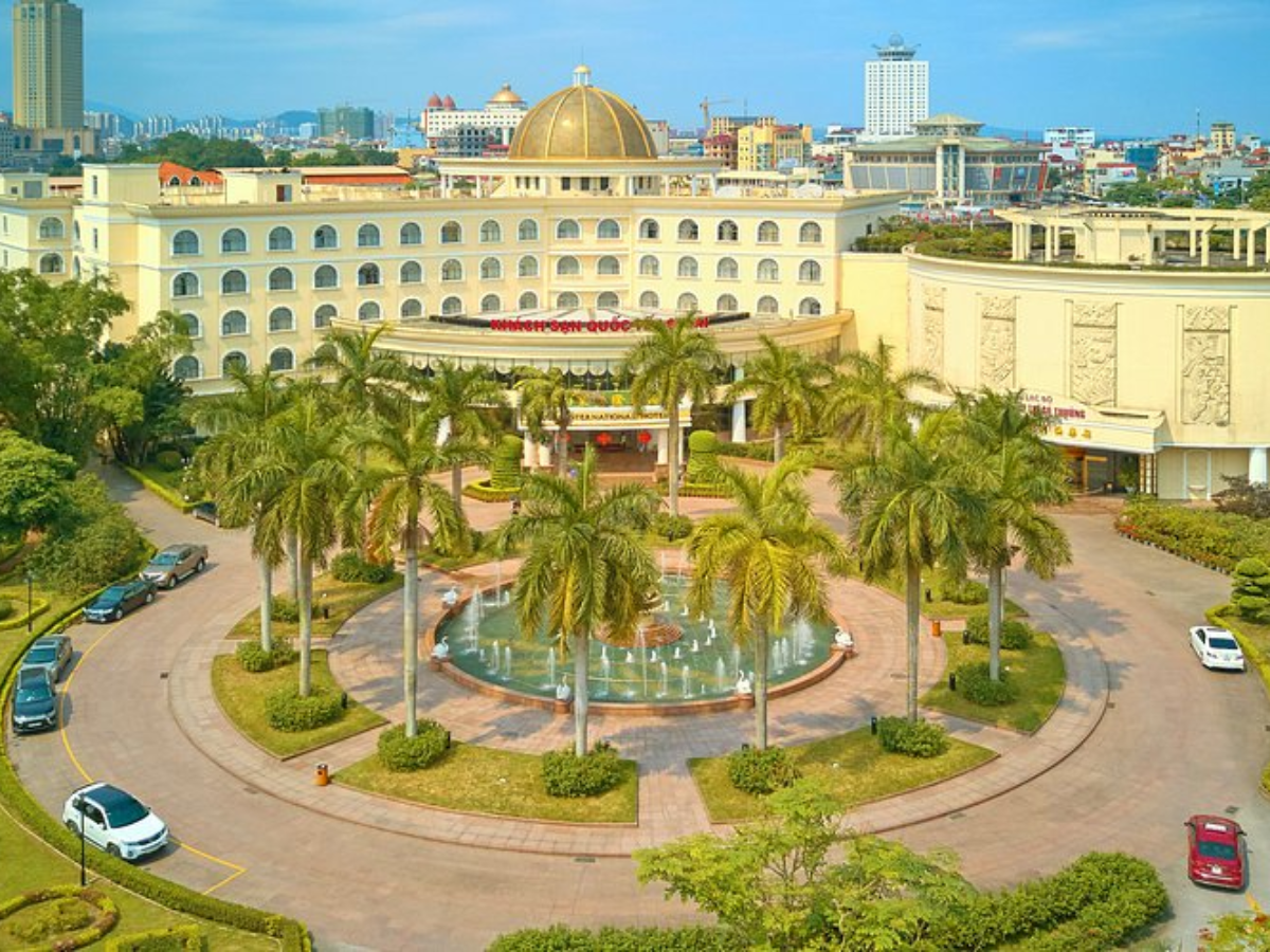 Li Lai International Hotel nằm tại trung tâm thành phố Móng Cái, thuận tiện di chuyển và được đánh giá cao về dịch vụ.