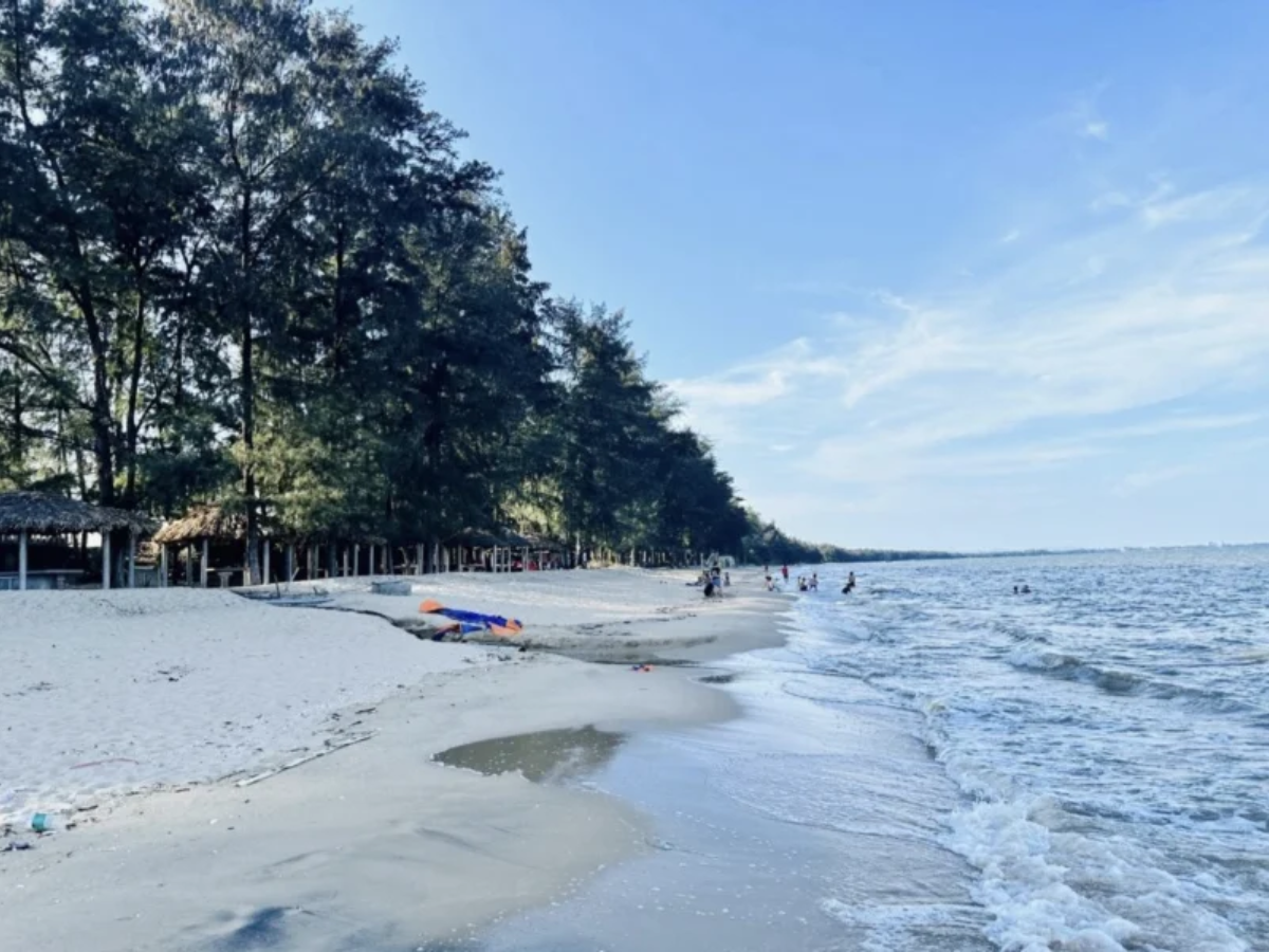 Biển Trà Cổ được xem là điểm đến nổi bật của Móng Cái với vẻ đẹp hoang sơ và yên bình.