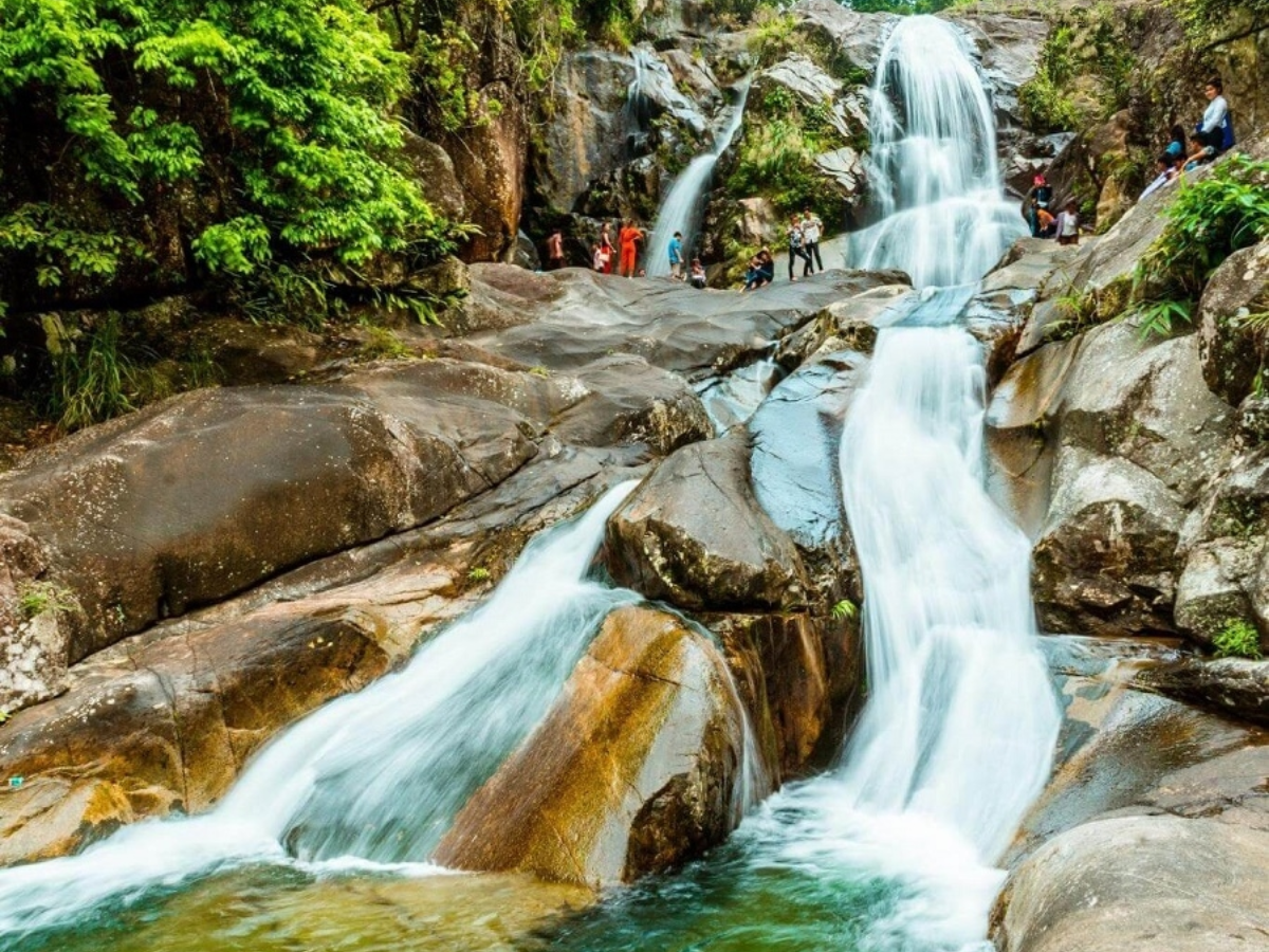 Thác Khe Vằn nằm tại Bình Liêu Quảng Ninh, phù hợp cho chuyến đi trốn cuối tuần nhẹ nhàng.