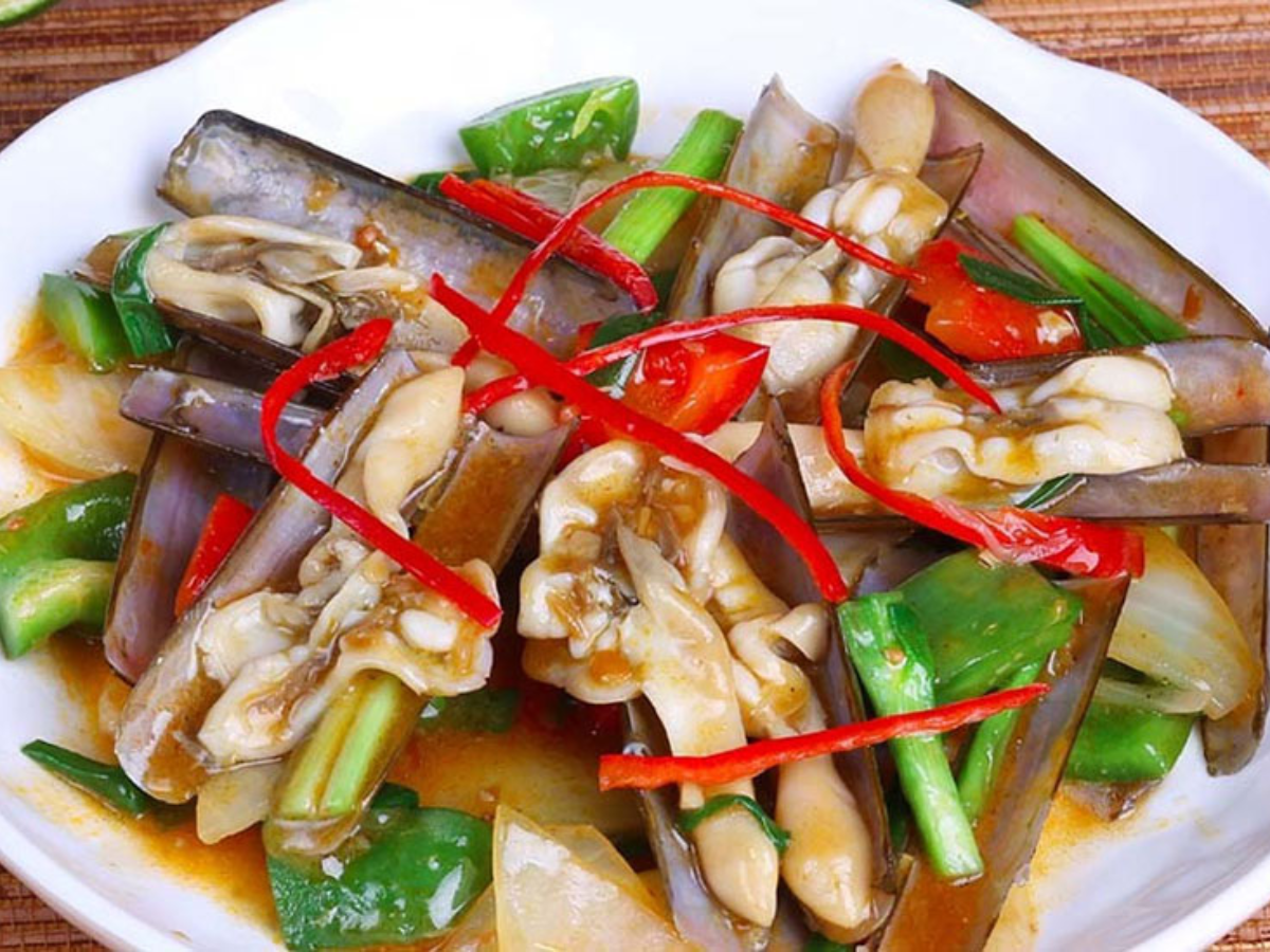 Ốc móng tay Cô Tô sống ở bãi cát sạch nên thịt thơm và không sạn.