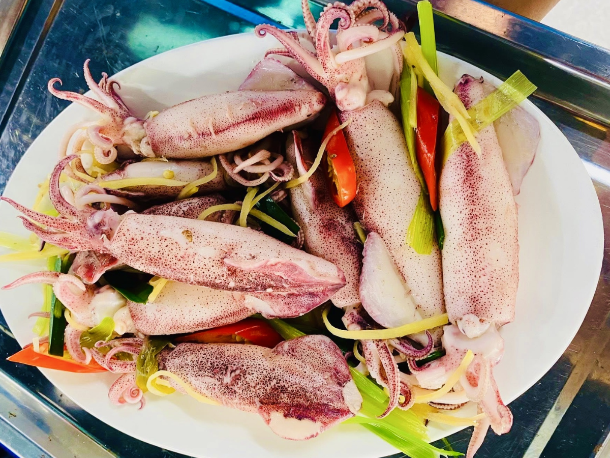 Mực luôn là đặc sản đứng đầu bảng hải sản Cô Tô nhờ thịt dày giòn ngọt.