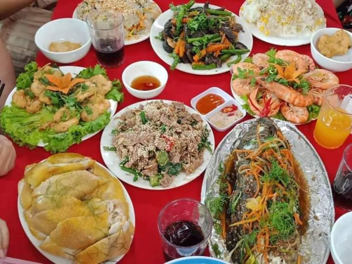 Nhà hàng Úy Thanh quen thuộc với món chả mực và cá tươi chế biến tinh tế.