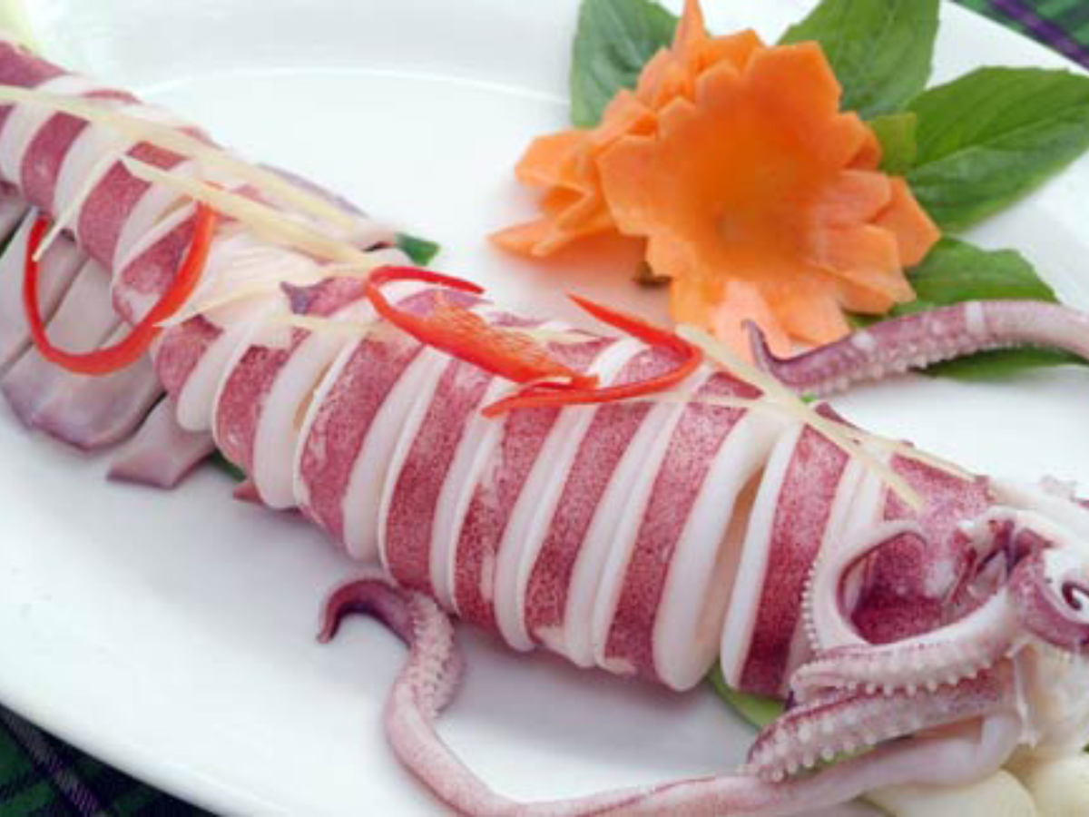 Hải sản Cô Tô gây ấn tượng với vị ngọt đậm thịt dày và hương biển tự nhiên.