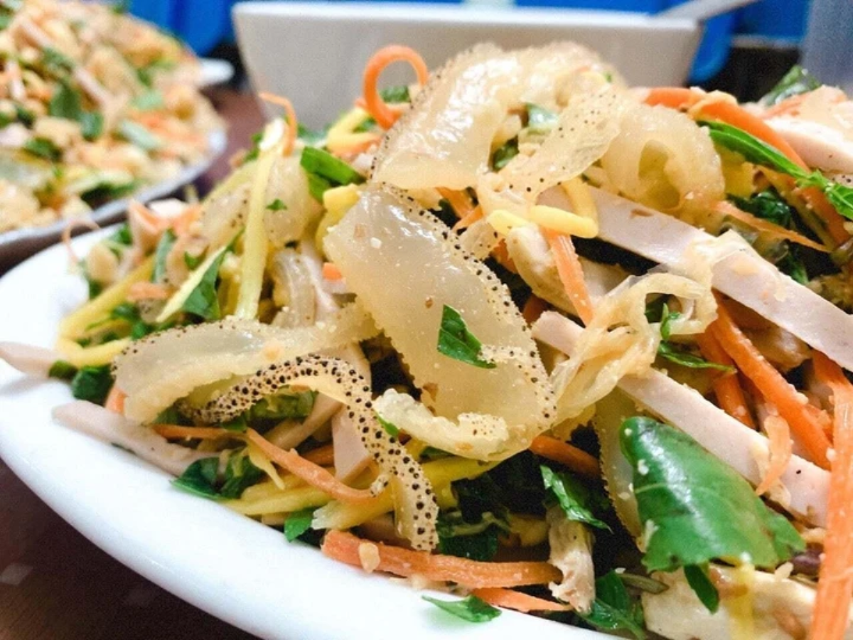 Nộm sứa là món ăn biển đặc trưng mà du khách đến Cô Tô không nên bỏ lỡ.