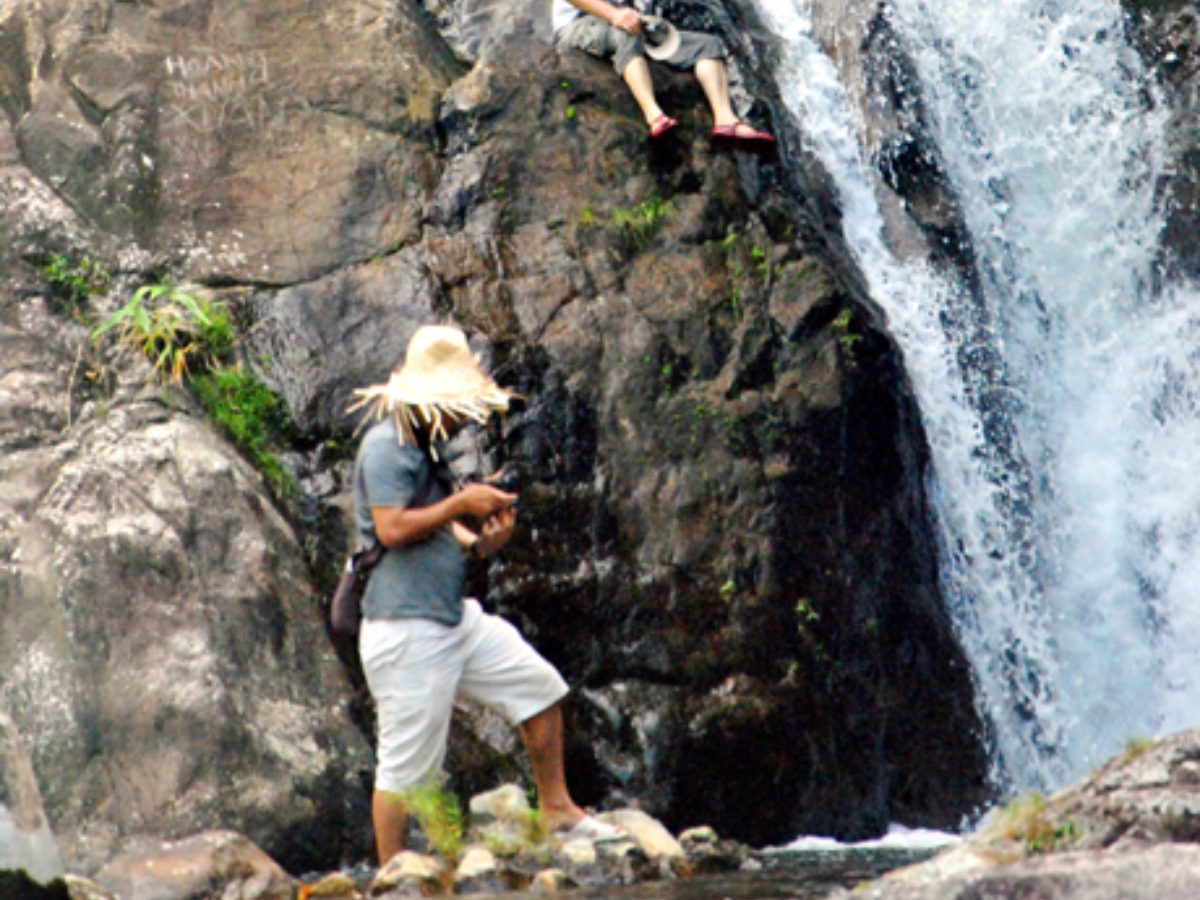 Trekking quanh thác Pạc Sủi là hoạt động hấp dẫn với những ai thích khám phá.