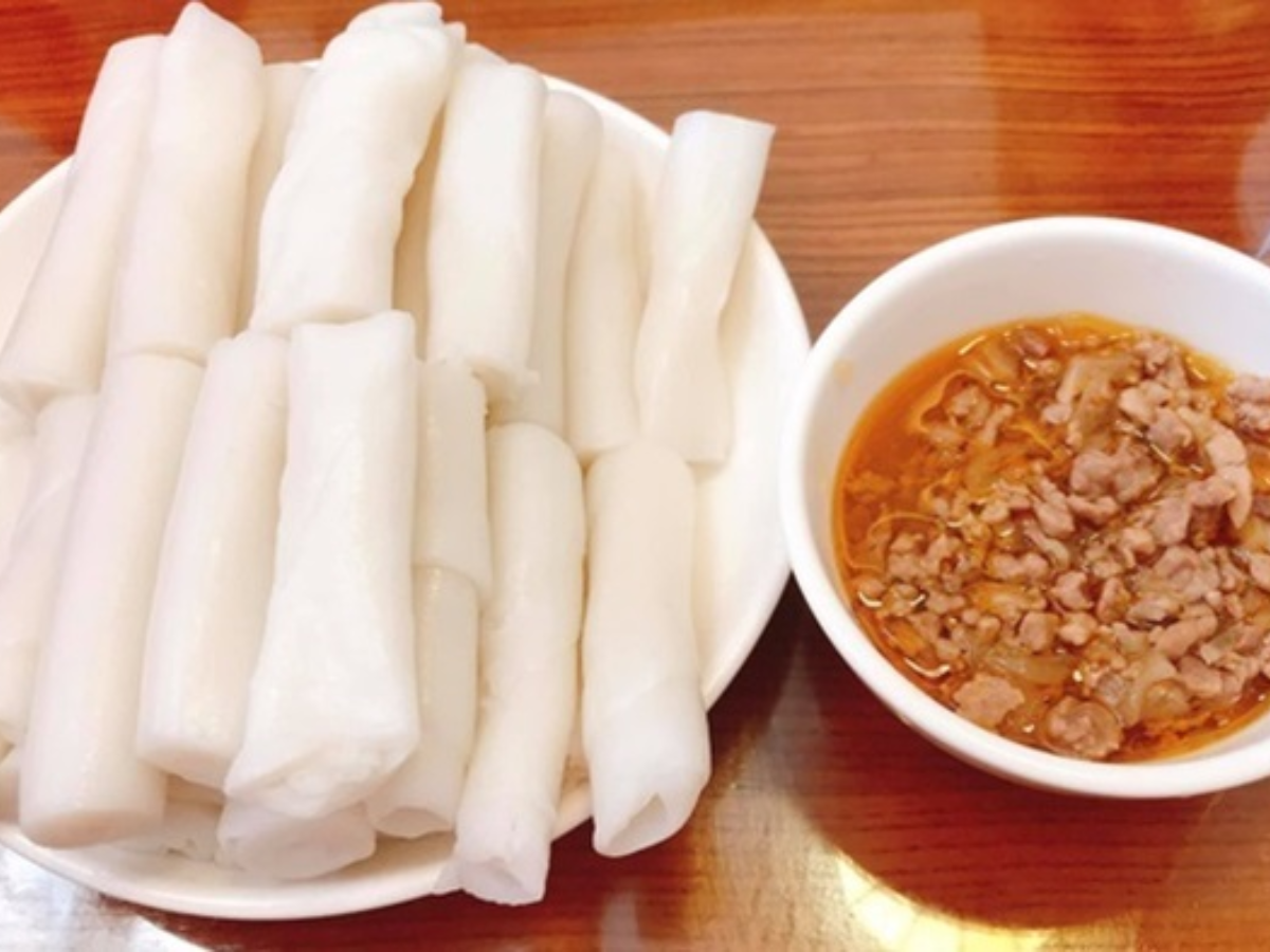 Bánh gật gù Tiên Yên làm từ bột gạo, ăn kèm mỡ gà, thịt băm và hành phi béo thơm.