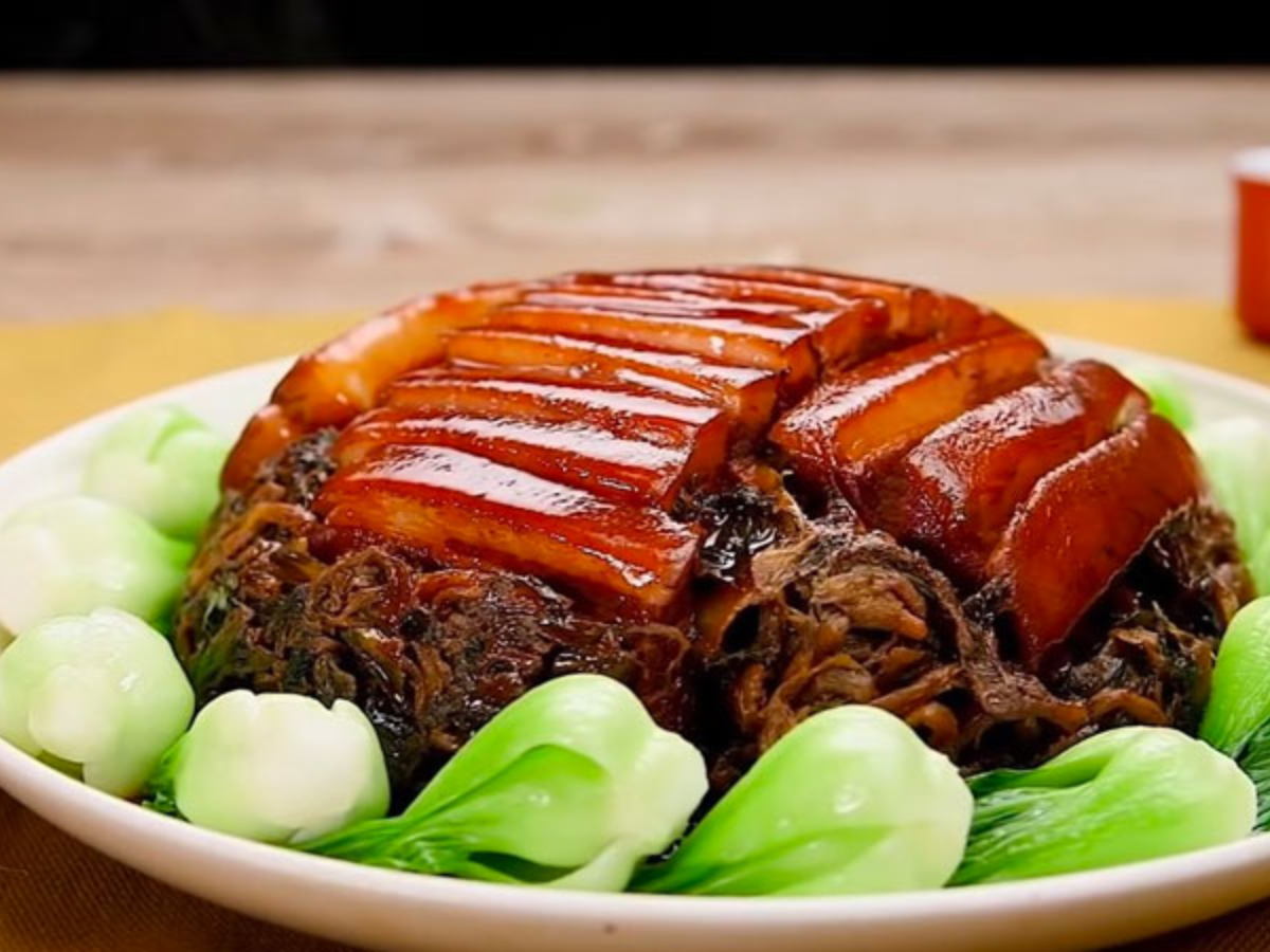 Khâu nhục Tiên Yên được chế biến công phu từ thịt ba chỉ, hấp cách thủy nhiều giờ cho mềm đậm vị.