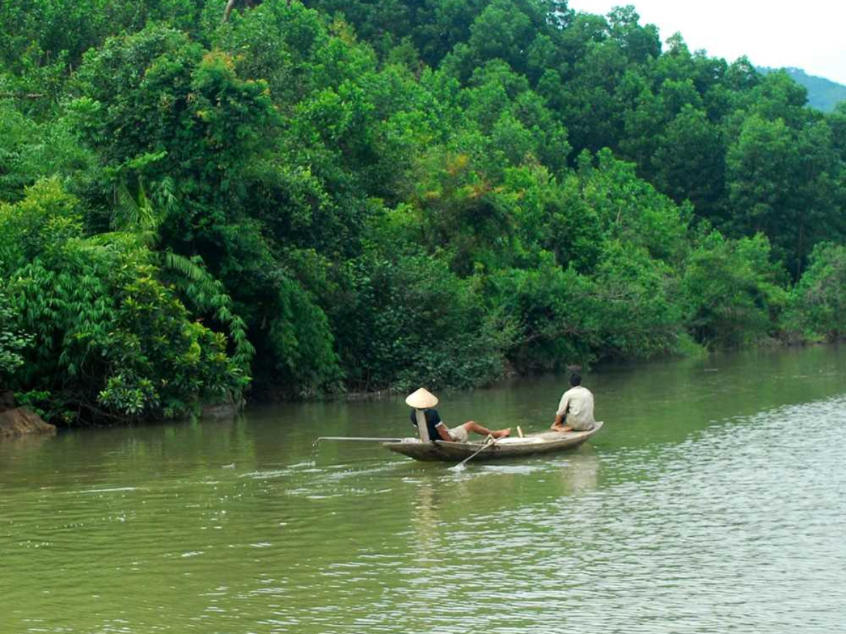 Sông Ba Chẽ uốn lượn qua các bản làng, phản chiếu màu xanh núi rừng hai bên.