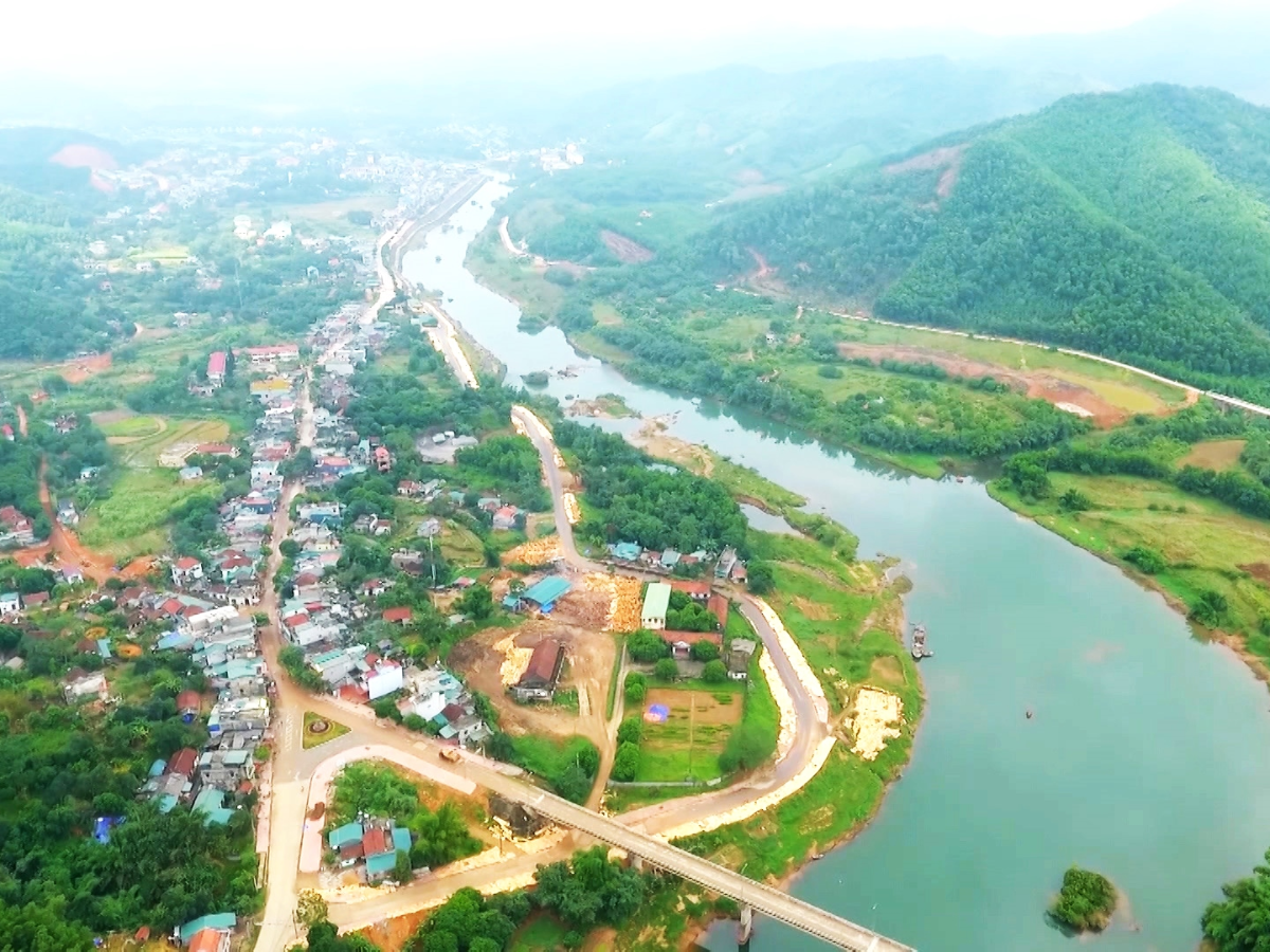 Ba Chẽ nằm ở phía Bắc Quảng Ninh, cách Hạ Long khoảng 120 km, thuận tiện di chuyển.
