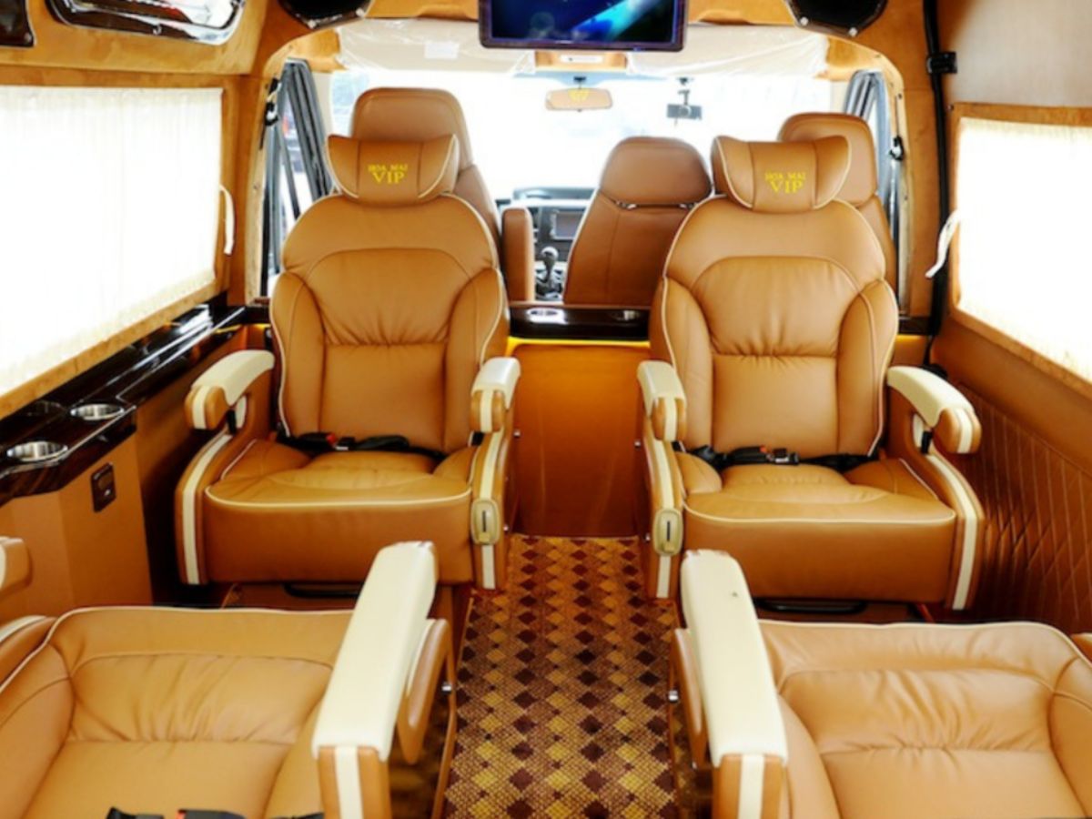 Du khách có thể chọn đi xe khách hoặc xe Limousine đến Uông Bí từ Hà Nội.