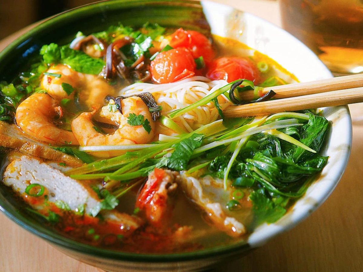 Ẩm thực Uông Bí mang đặc trưng rừng và biển.