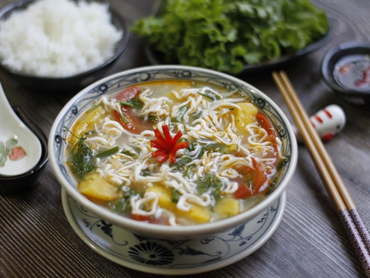 Canh chua cá ngần là món ăn theo mùa rõ rệt, đặc trưng tại Đông Triều.
