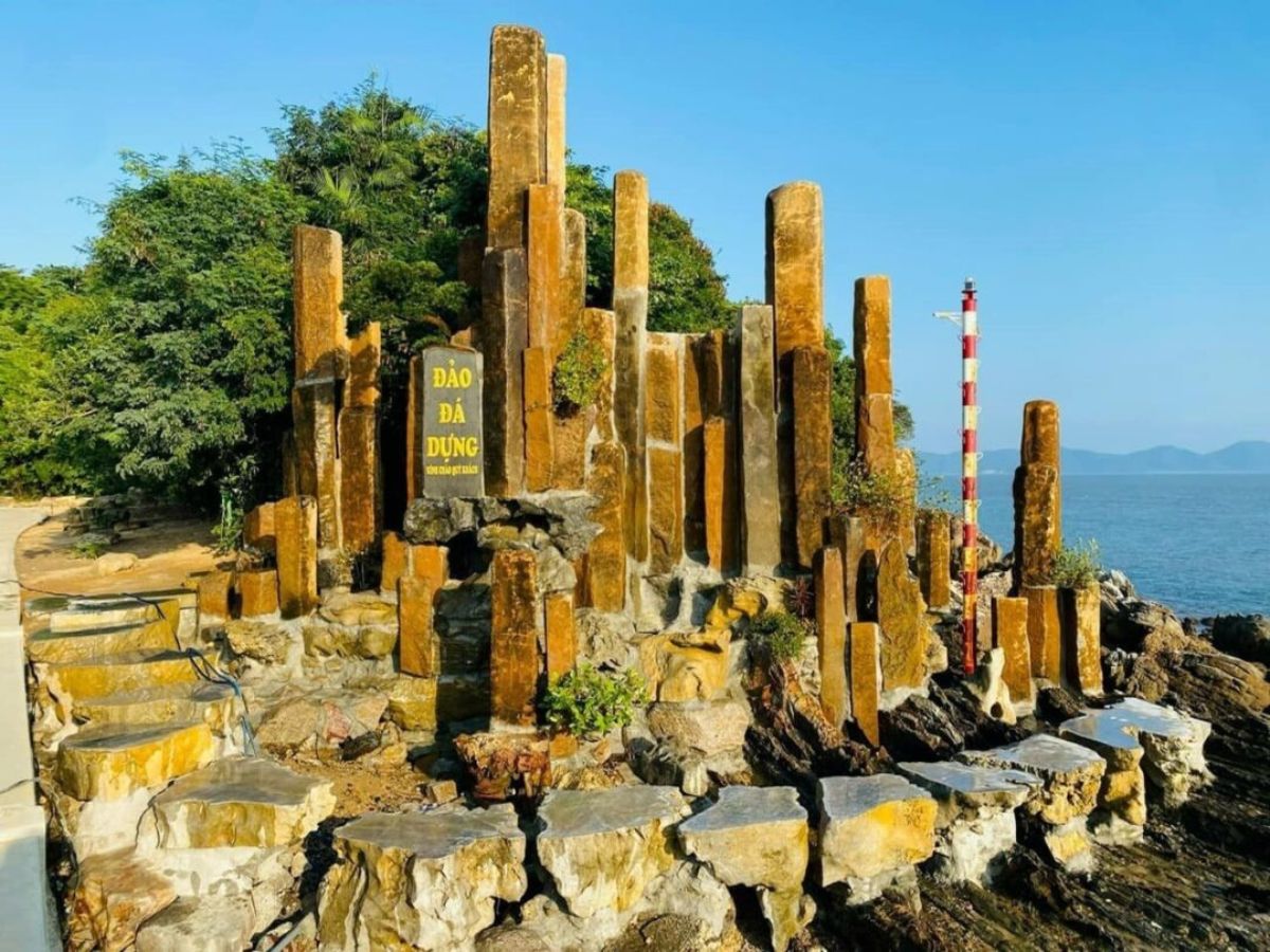 Đảo Đá Dựng là điểm nhấn đặc biệt trong hành trình du lịch Đầm Hà Quảng Ninh.
