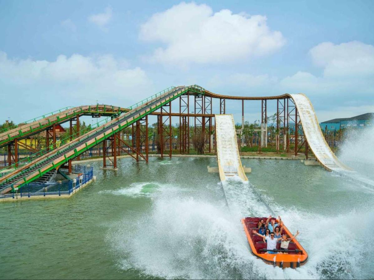 Du khách vui chơi tại tổ hợp giải trí Sun World Ha Long ven biển bãi Cháy.