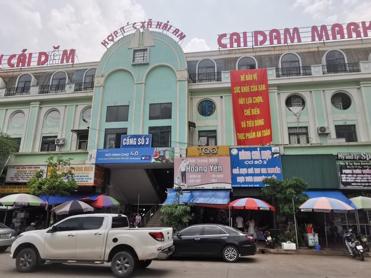 Chợ Cái Dăm nằm ở trung tâm phường Bãi Cháy, nơi tập trung đông dân cư.