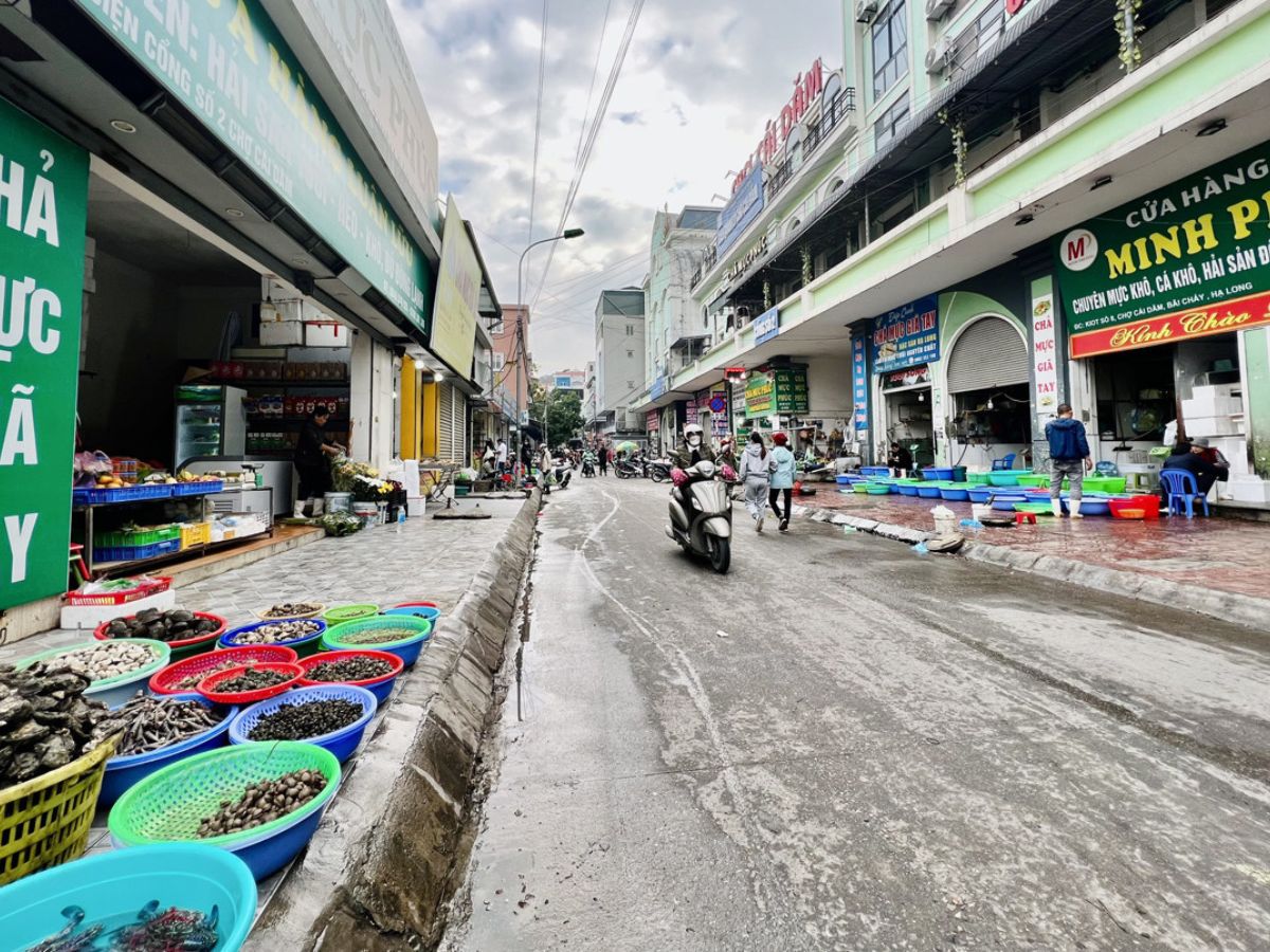 Tầng trệt chợ Cái Dăm rộng rãi là nơi bán hải sản địa phương được đánh bắt trong ngày.