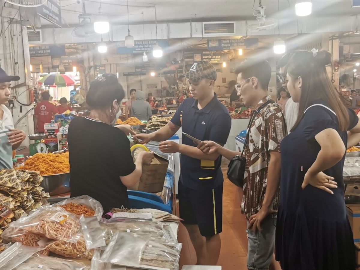 Chợ Cái Dăm là thiên đường hải sản với người dân địa phương và du khách khi đến Hạ Long.