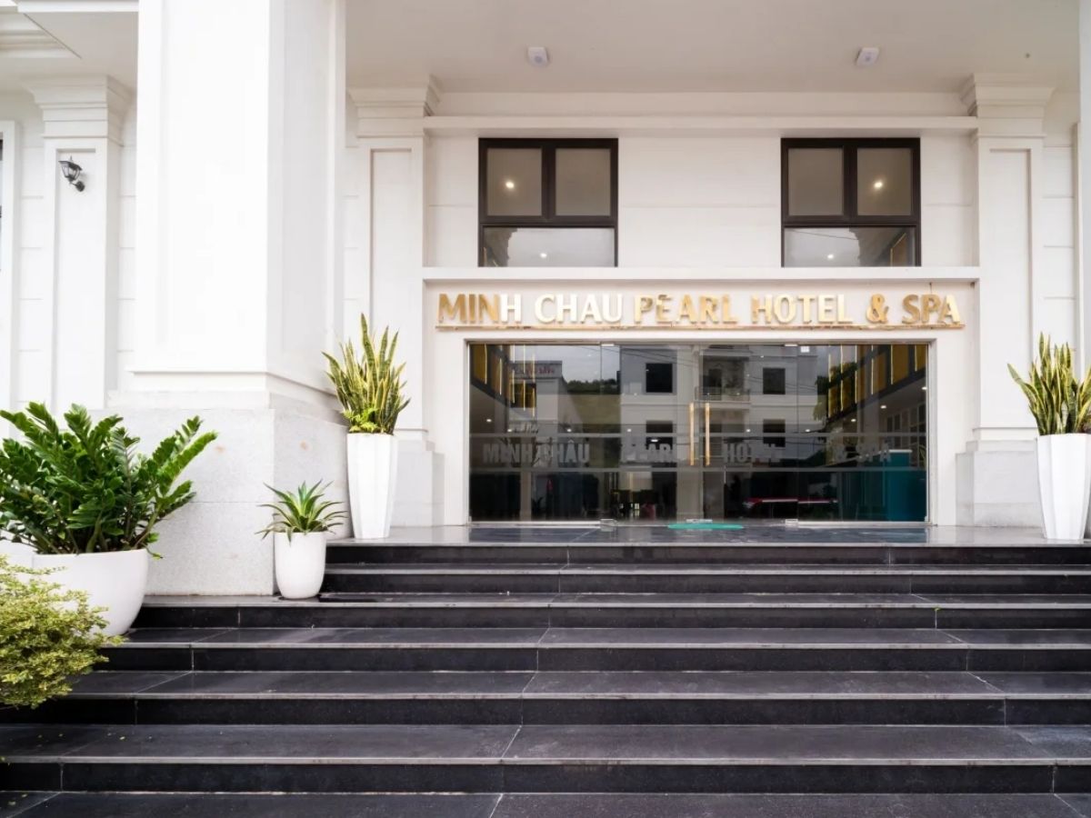 Minh Chau Pearl Hotel & Spa là một trong những điểm nghỉ dưỡng nổi bật với vị trí ngay trung tâm bãi Minh Châu.