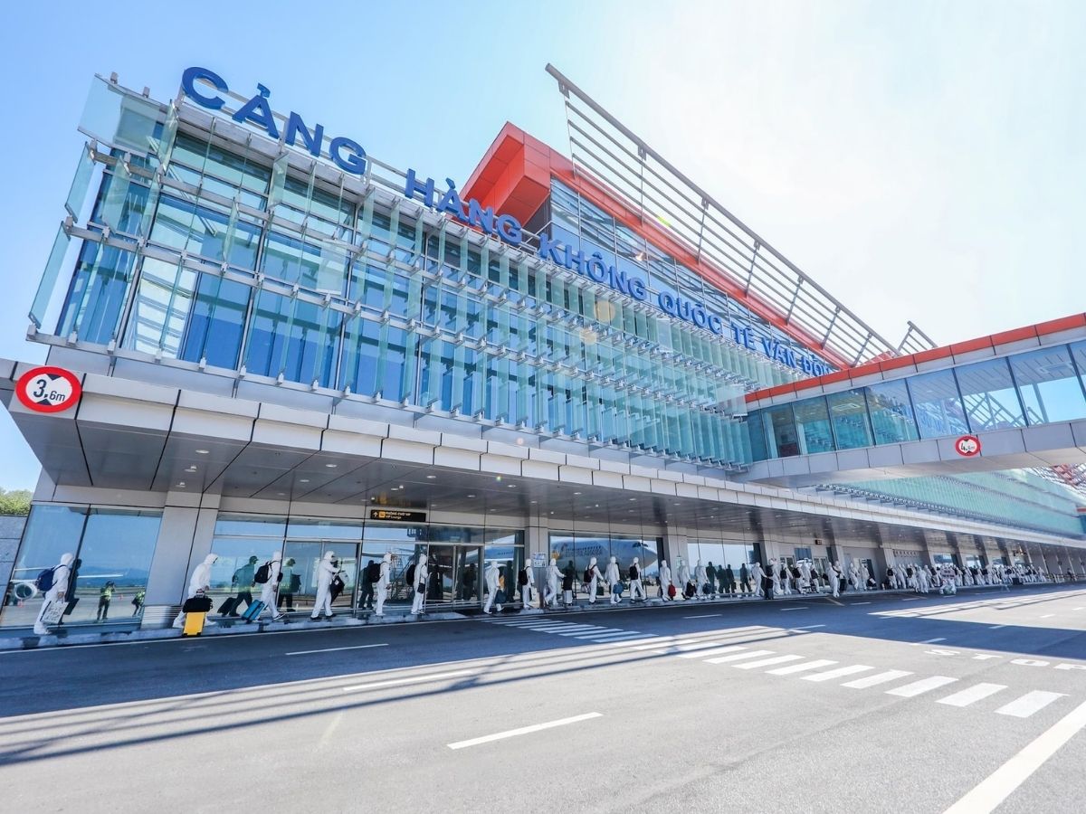 Khách từ các tỉnh miền Trung và miền Nam có thể lựa chọn bay ra Hà Nội hoặc Hạ Long rồi đi tiếp bằng xe khách tới Vân Đồn.