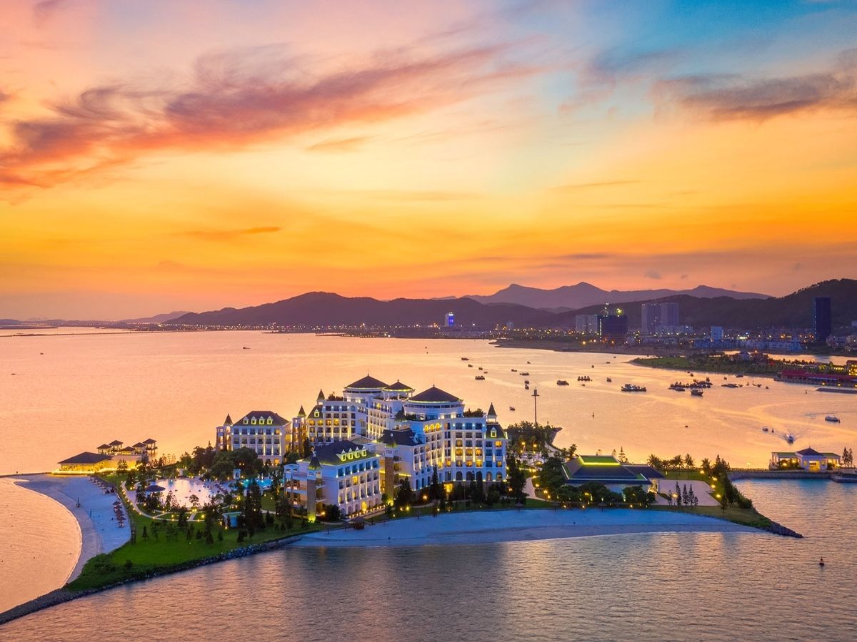 Đảo Ngọc Vừng mang tới không gian yên bình, rất thích hợp cho ai muốn tận hưởng sự riêng tư khi du lịch Vân Đồn 2 ngày 1 đêm.