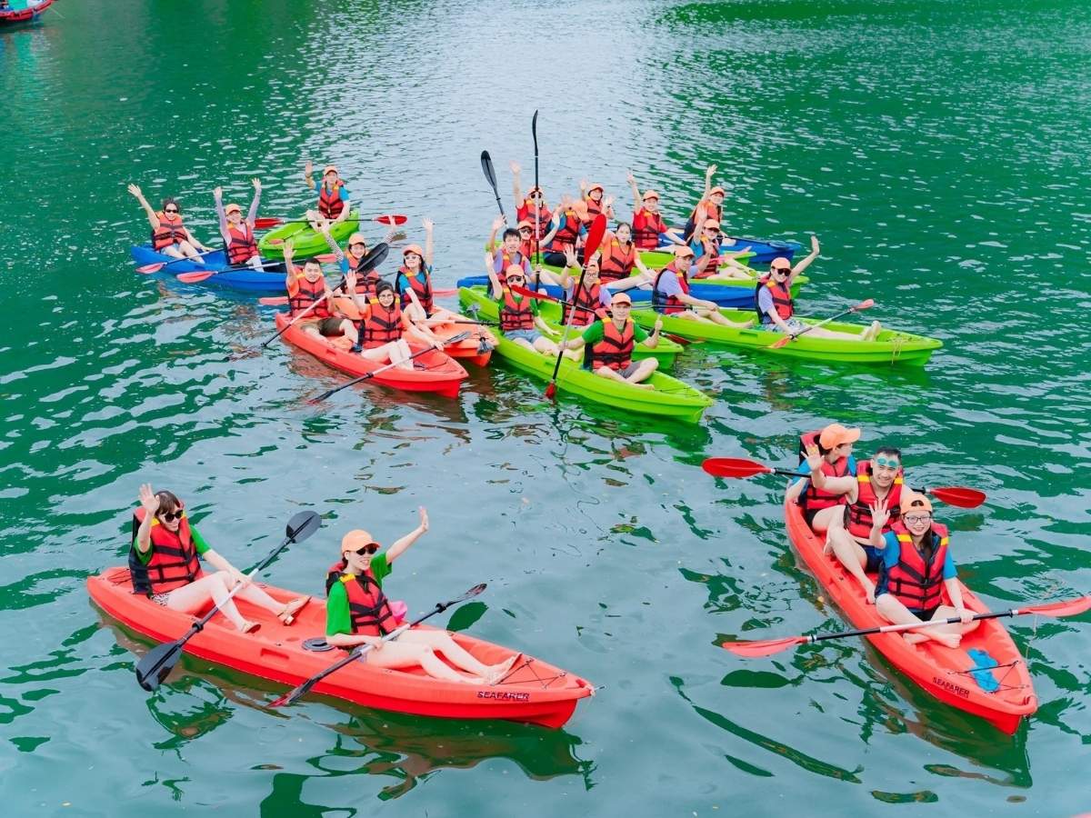 Các hoạt động thể thao biển như chèo kayak, lái jet ski… thu hút du khách.