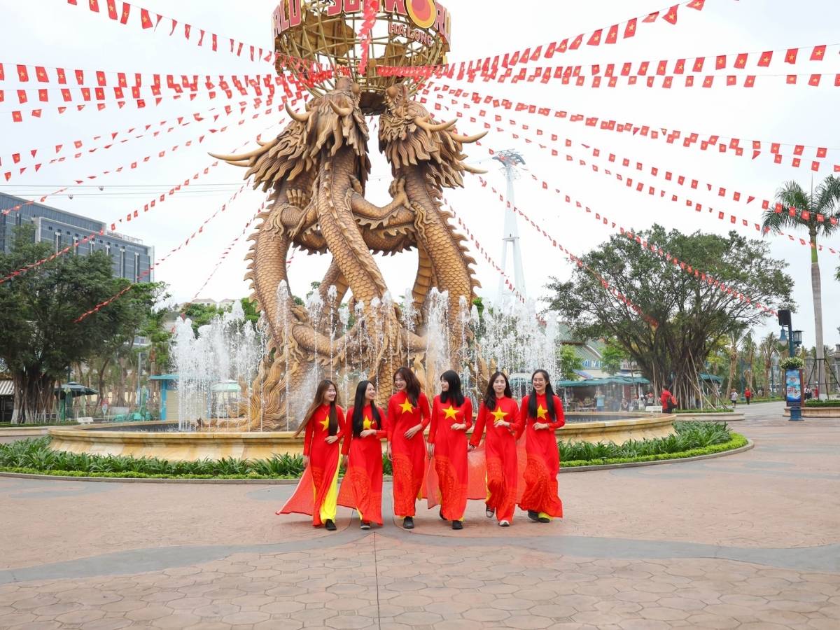 Sun World Ha Long là điểm nhấn không thể bỏ qua, nổi bật với cáp treo Nữ Hoàng đưa du khách lên đỉnh Ba Đèo, ngắm toàn cảnh vịnh.