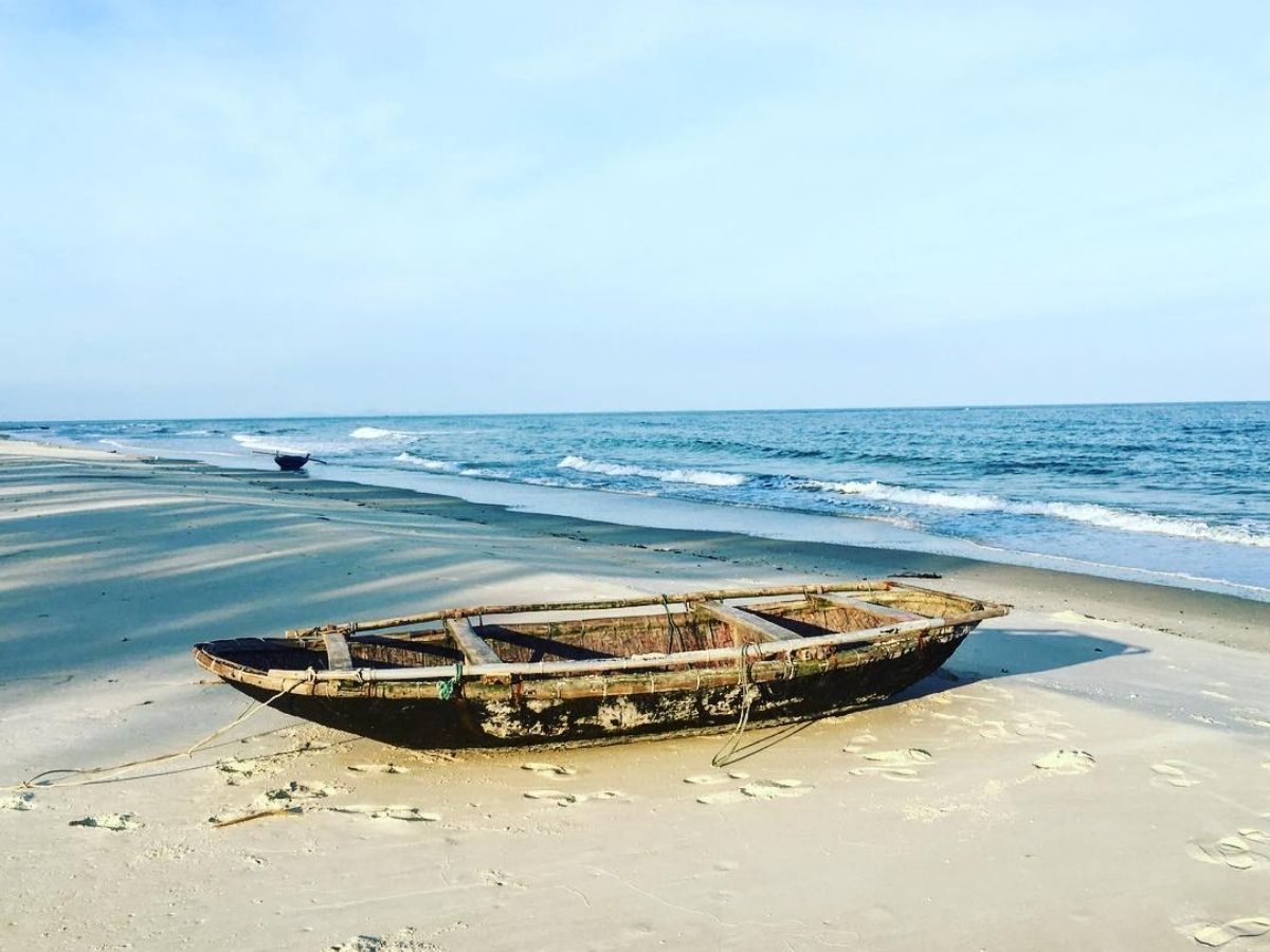 Bãi Robinson Quan Lạn hiện lên như một bức tranh thiên nhiên hài hòa với bờ cát trắng mịn trải dài, uốn lượn theo hình lưỡi liềm ven biển.