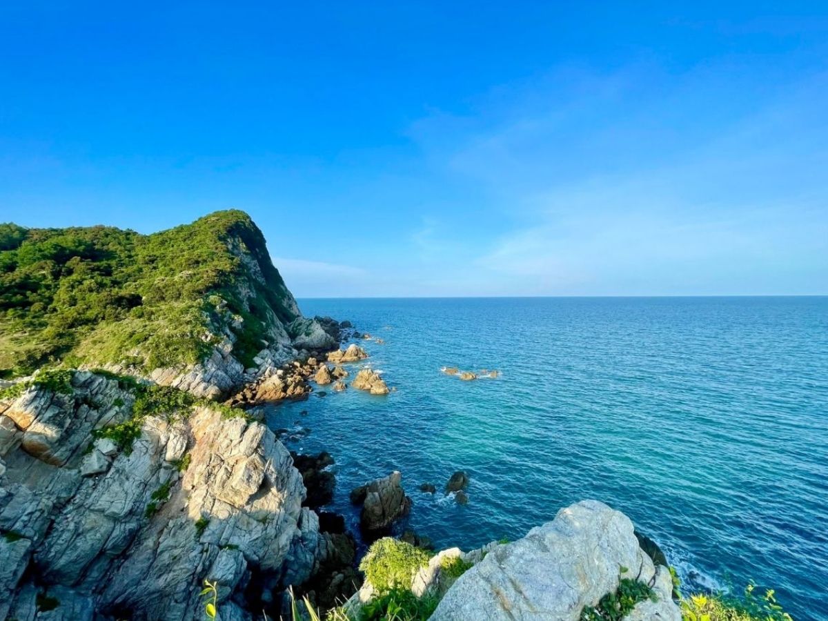 Điều làm nên nét riêng của bãi Robinson Quan Lạn chính là sự yên tĩnh và vẻ đẹp hoang sơ.