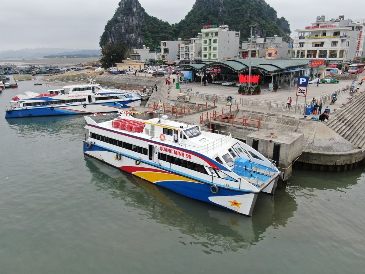 Trong mùa cao điểm từ tháng 4 đến tháng 8, nên chủ động đặt vé trước 2-3 ngày để đảm bảo còn chỗ.