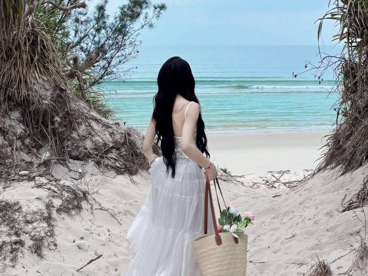 Ấn tượng đầu tiên khi đến bãi Rùa Quan Lạn là dải cát trắng mịn kéo dài, uốn cong nhẹ nhàng ôm lấy làn nước biển xanh ngọc.