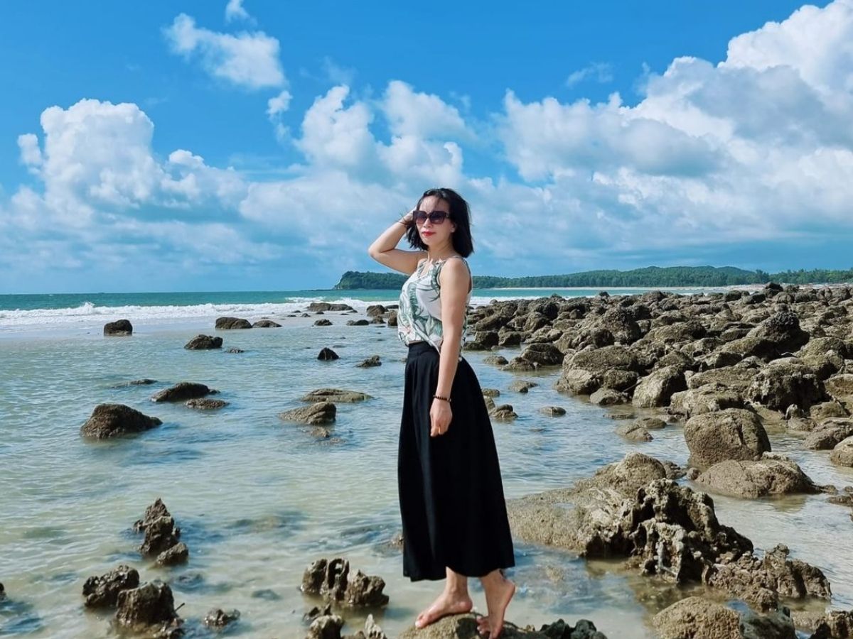 Nép mình phía sau mũi Đầu Cào, bãi Rùa Quan Lạn còn có tên gọi gần gũi là bãi Nhánh Rìa.