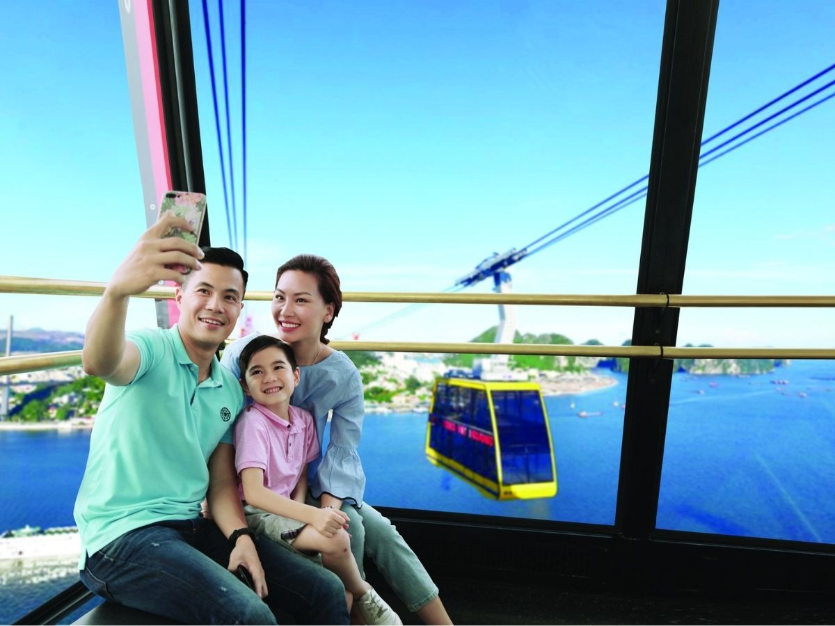 Trên đường trở về, ghé Sun World Ha Long để trải nghiệm cáp treo Nữ Hoàng, vòng quay Sun Wheel và các khu vui chơi hiện đại.