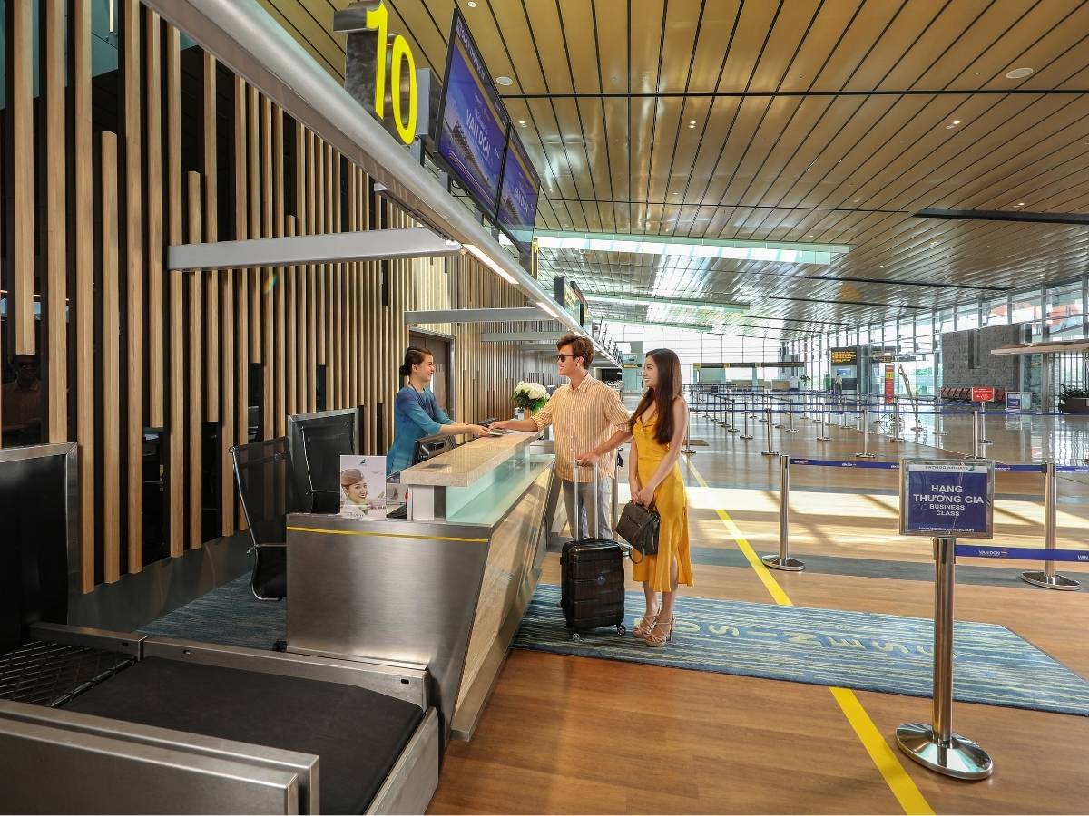Du khách từ TP.HCM và các tỉnh phía Nam có thể bay thẳng đến sân bay Vân Đồn.