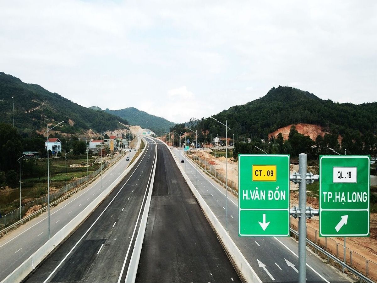 Hành trình đến hang Nhà Trò Vân Đồn sẽ thuận lợi nhờ tuyến đường cao tốc Hà Nội – Hạ Long – Vân Đồn hiện đại.