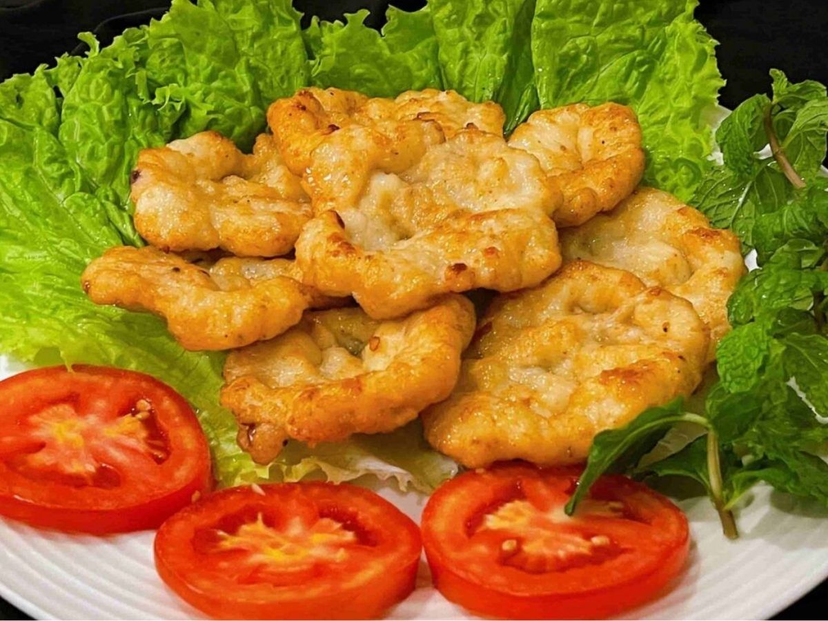 Chả mực Hạ Long phiên bản Vân Đồn mang hương vị đặc trưng nhờ nguyên liệu mực tươi, chế biến ngay tại chỗ.