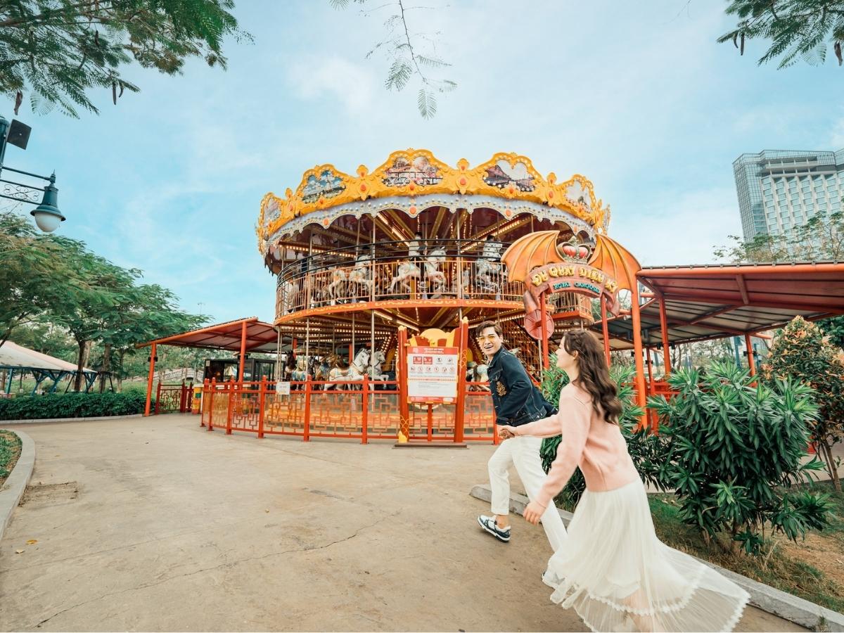 Sau khi kết thúc hành trình tại Vân Đồn và trở về đất liền, du khách có thể kết hợp tham quan Sun World Ha Long.