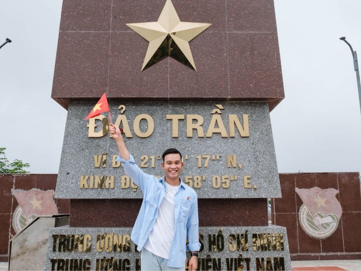 Cột cờ Tổ quốc trên cao là nơi lý tưởng để ghi lại những bức ảnh đẹp nhất tại đảo Trần.