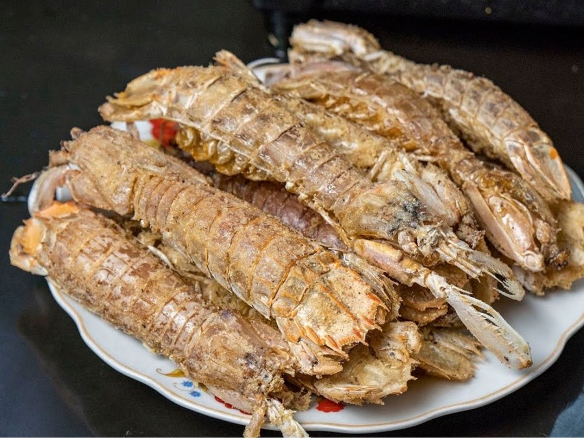 Bề bề (tôm tít) có thịt chắc, ngọt, phù hợp cho nhiều cách chế biến như hấp, rang muối hay nấu canh.
