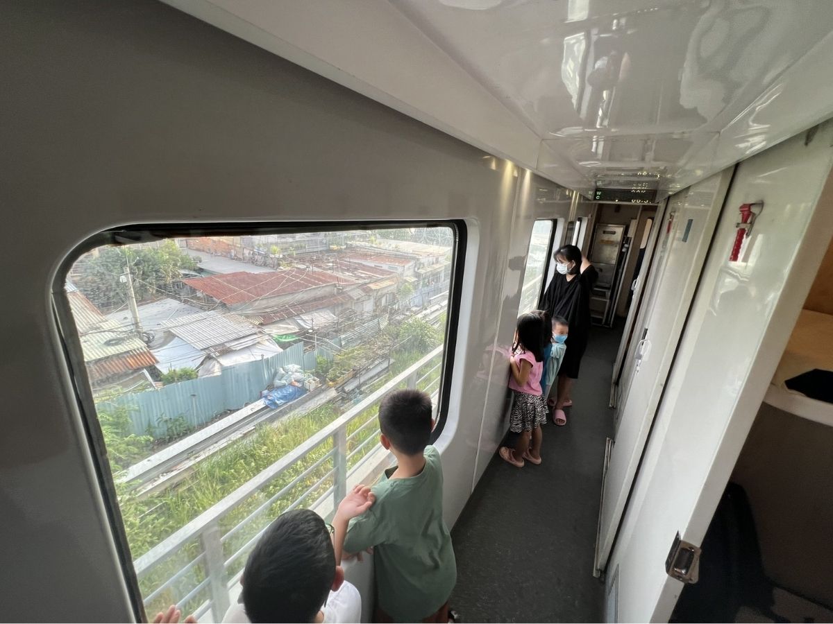 Tàu hỏa tuyến Hà Nội – Quảng Ninh cũng là một lựa chọn thú vị cho những ai thích ngắm cảnh ven đường và thư giãn trong suốt hành trình.