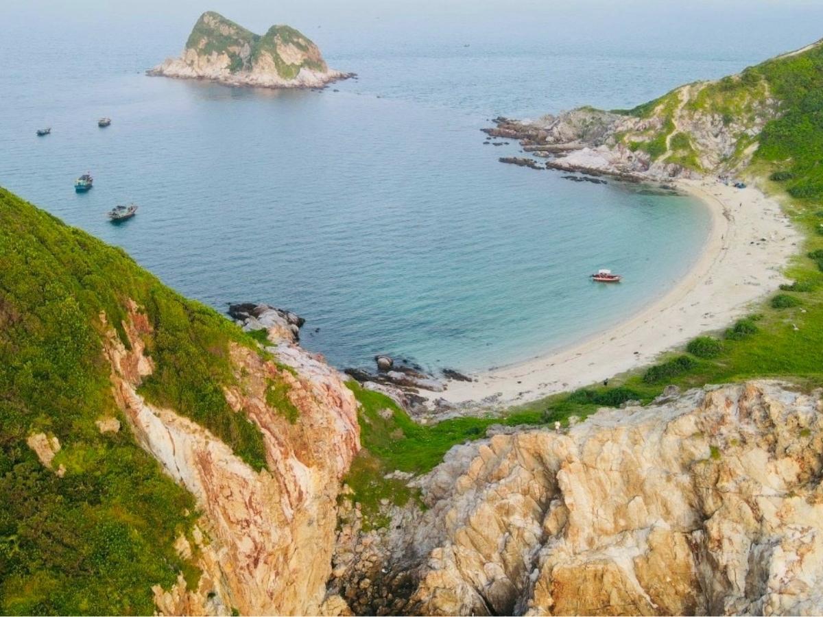 Đảo Trần Cô Tô sở hữu vị trí địa lý đặc biệt ở vùng Đông Bắc của đặc khu Cô Tô.
