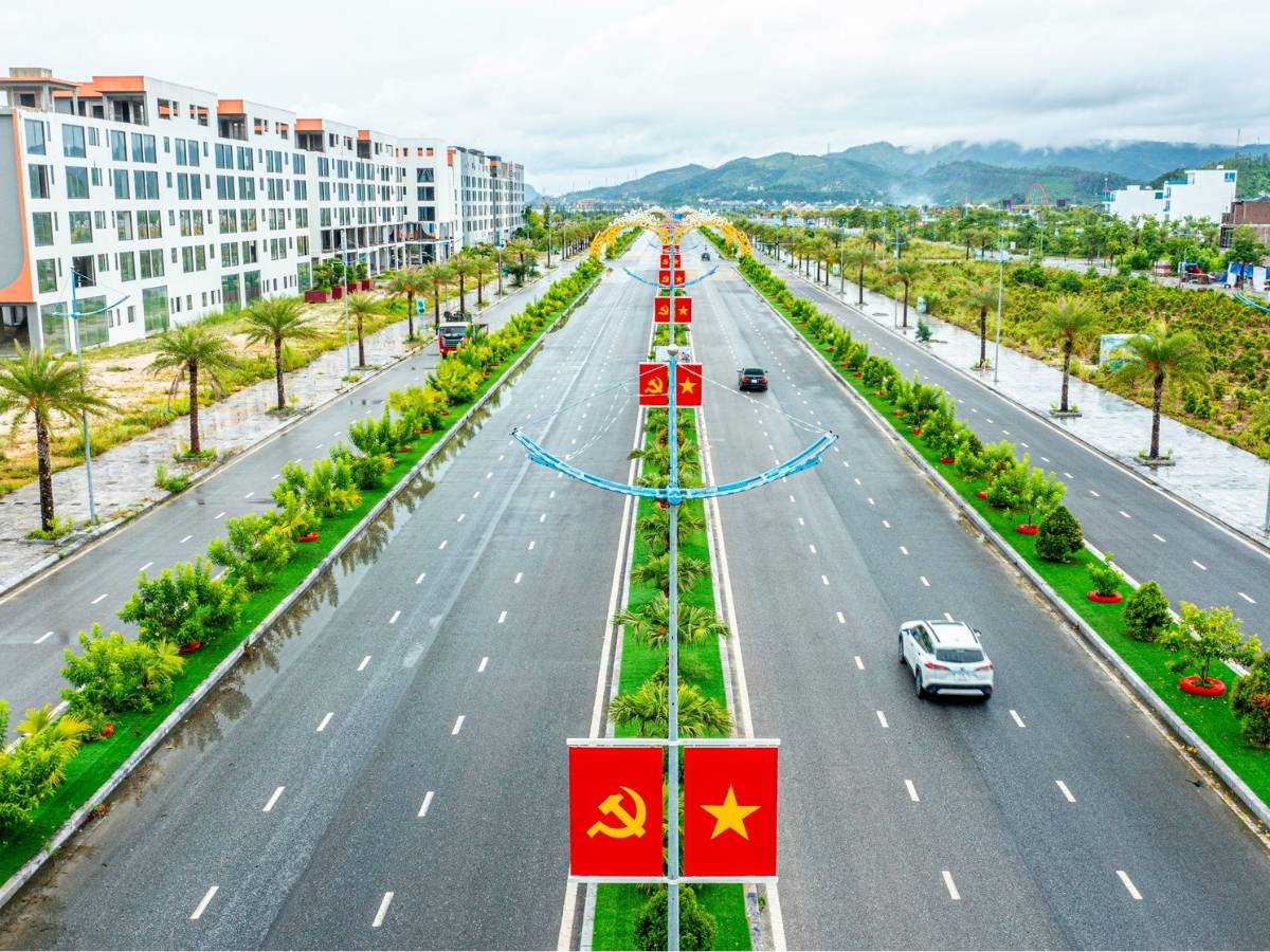 Hệ thống giao thông tại Vân Đồn đang ngày càng phát triển, giúp kết nối nhanh chóng từ các thành phố lớn.