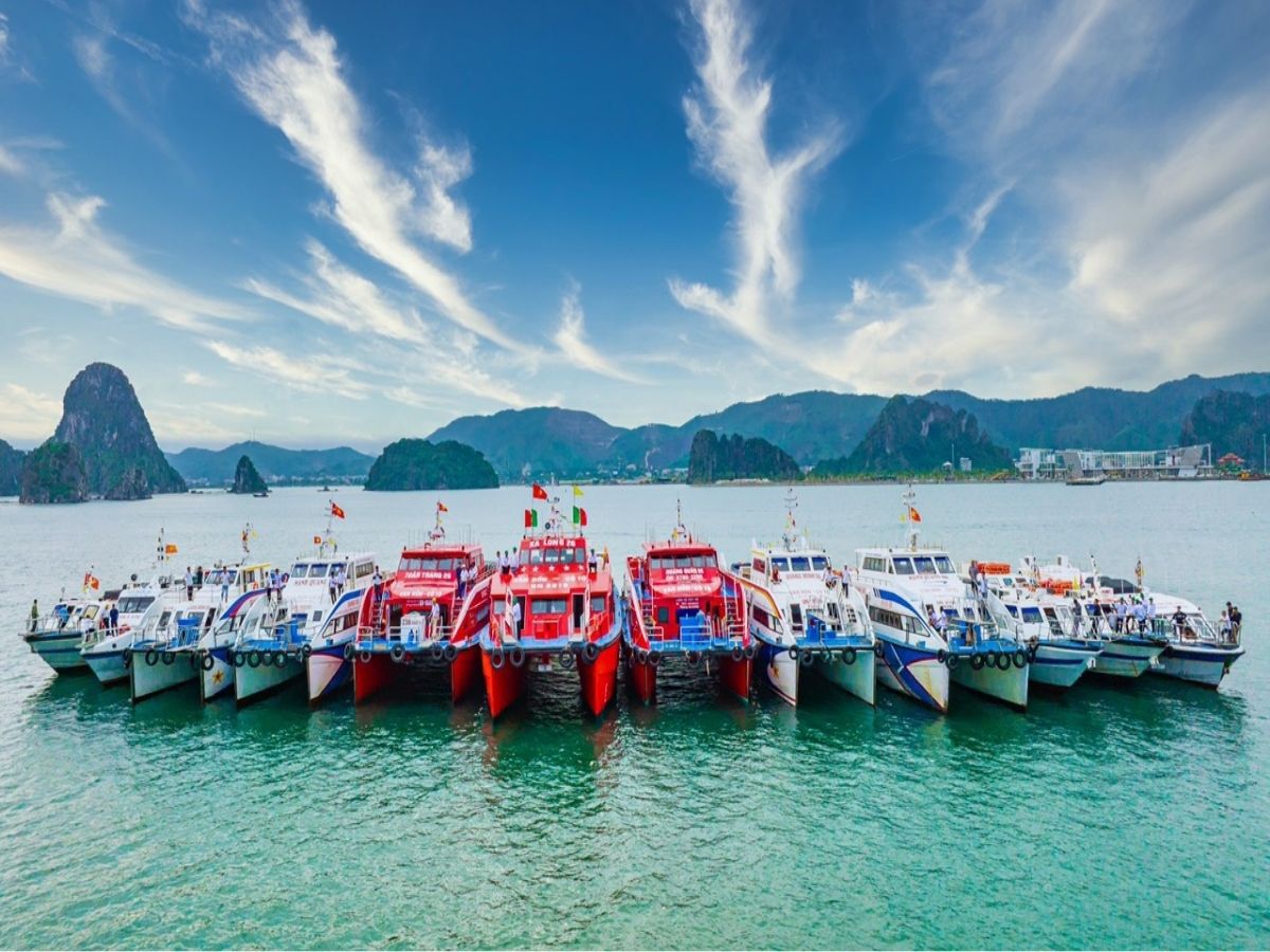 Tại cảng Ao Tiên, du khách có thể lựa chọn tàu cao tốc để di chuyển ra đảo Quan Lạn.