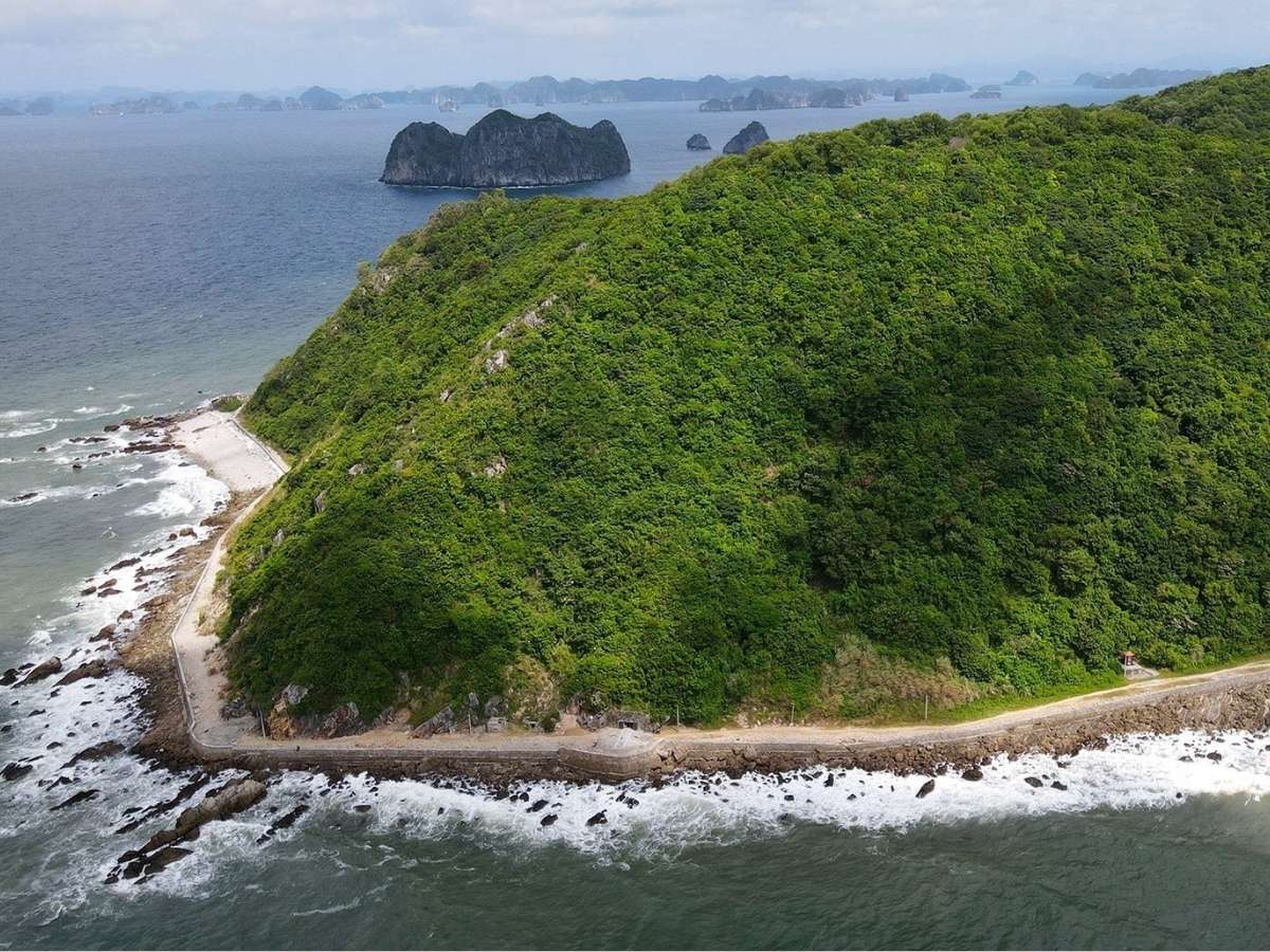 Đảo Ngọc Vừng đang ngày càng được nhiều bạn trẻ nhắc tới như một địa điểm check in Quan Lạn mới lạ.