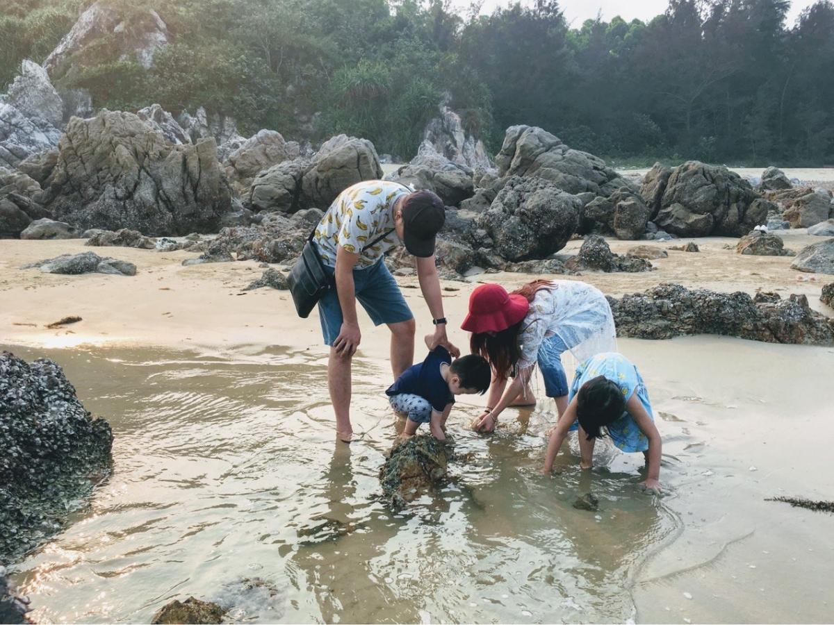 Bãi đá Tình Yêu nằm gần Minh Châu, nổi bật bởi sự kết hợp giữa cát trắng mịn và các khối đá tự nhiên nhô ra biển.