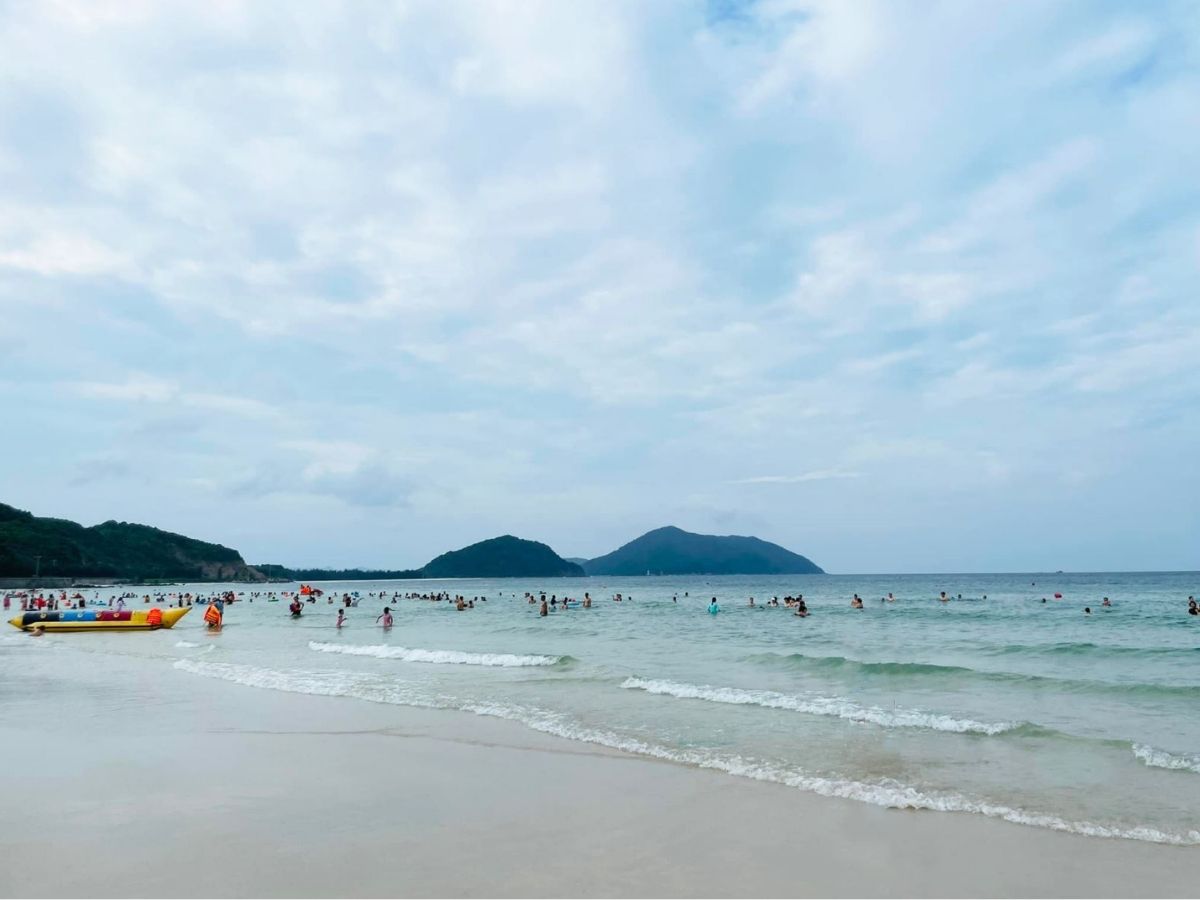 Tên gọi Quan Lạn mang ý nghĩa trong sáng, rộng mở, gắn liền với vị trí lịch sử từng là tâm điểm của thương cảng Vân Đồn thời xa xưa.