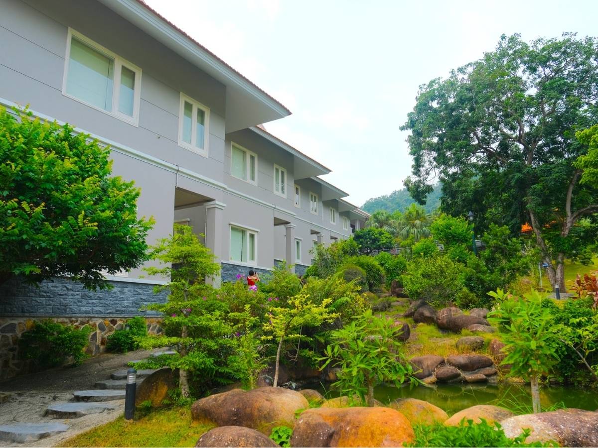 Vạn Yên Resort nằm tại thôn Đài Mỏ, sở hữu vị trí biệt lập giữa núi rừng Vân Đồn với không gian xanh rộng lớn, yên tĩnh và trong lành.