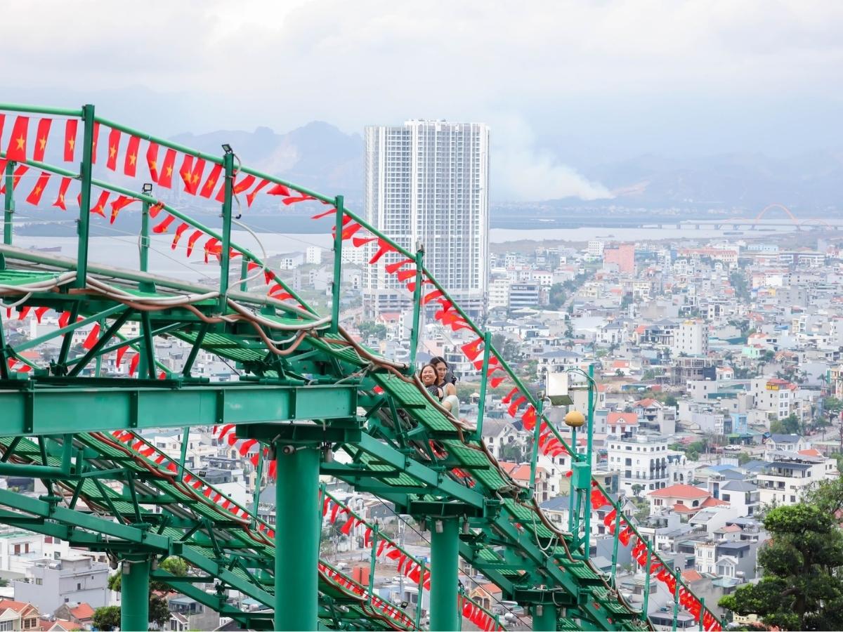 Nếu muốn đổi không khí sang trải nghiệm giải trí hiện đại, bạn có thể dành một ngày di chuyển về Hạ Long để vui chơi tại Sun World Ha Long.