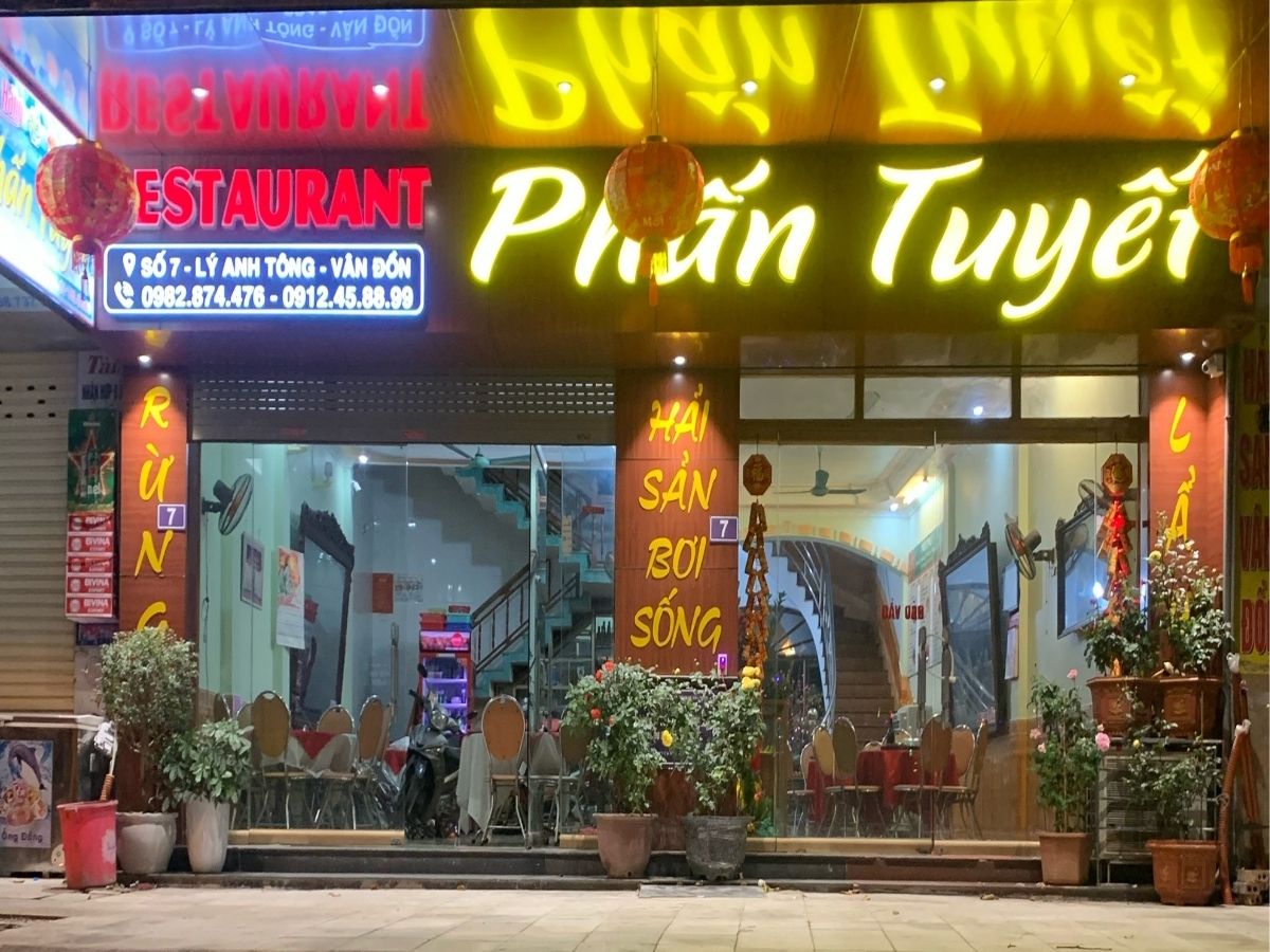 Nhà hàng Phấn Tuyết là quán ăn ngon Vân Đồn phong cách bình dân, không gian rộng và chia thành nhiều khu riêng biệt.