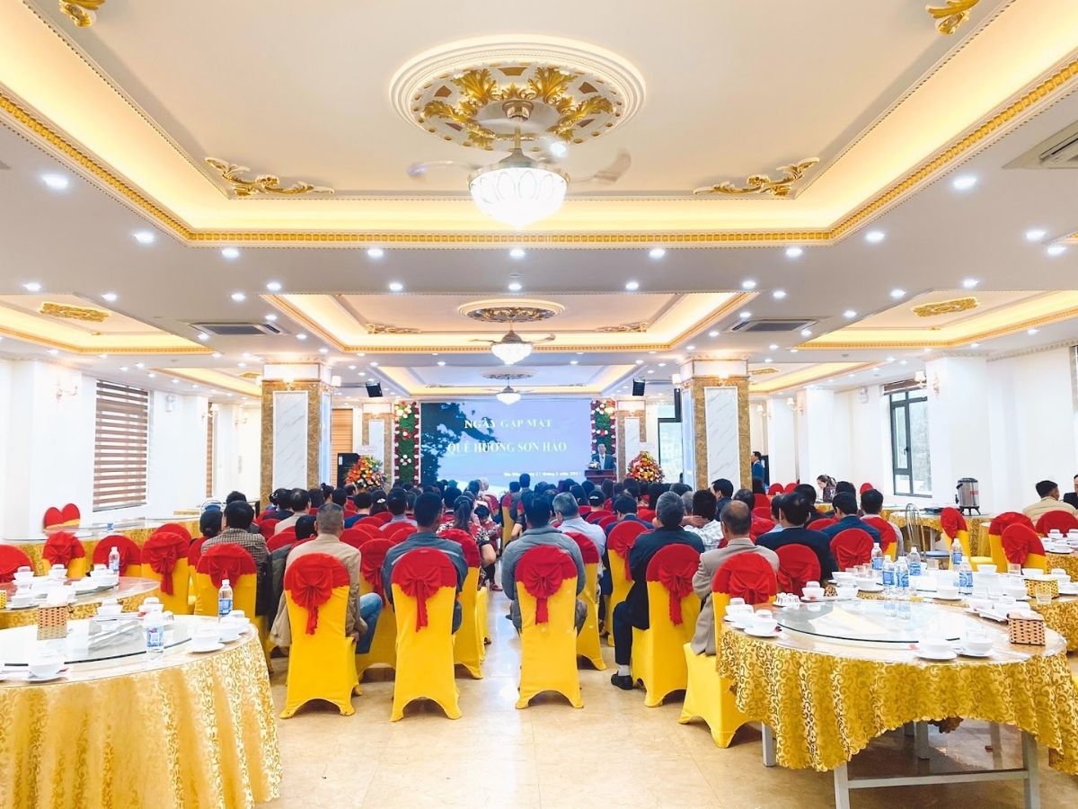 Lam Hồng 2 là điểm dừng chân tuyệt vời trong hành trình khám phá ẩm thực, giúp bạn thưởng thức cả hương vị biển và rừng tại Vân Đồn.